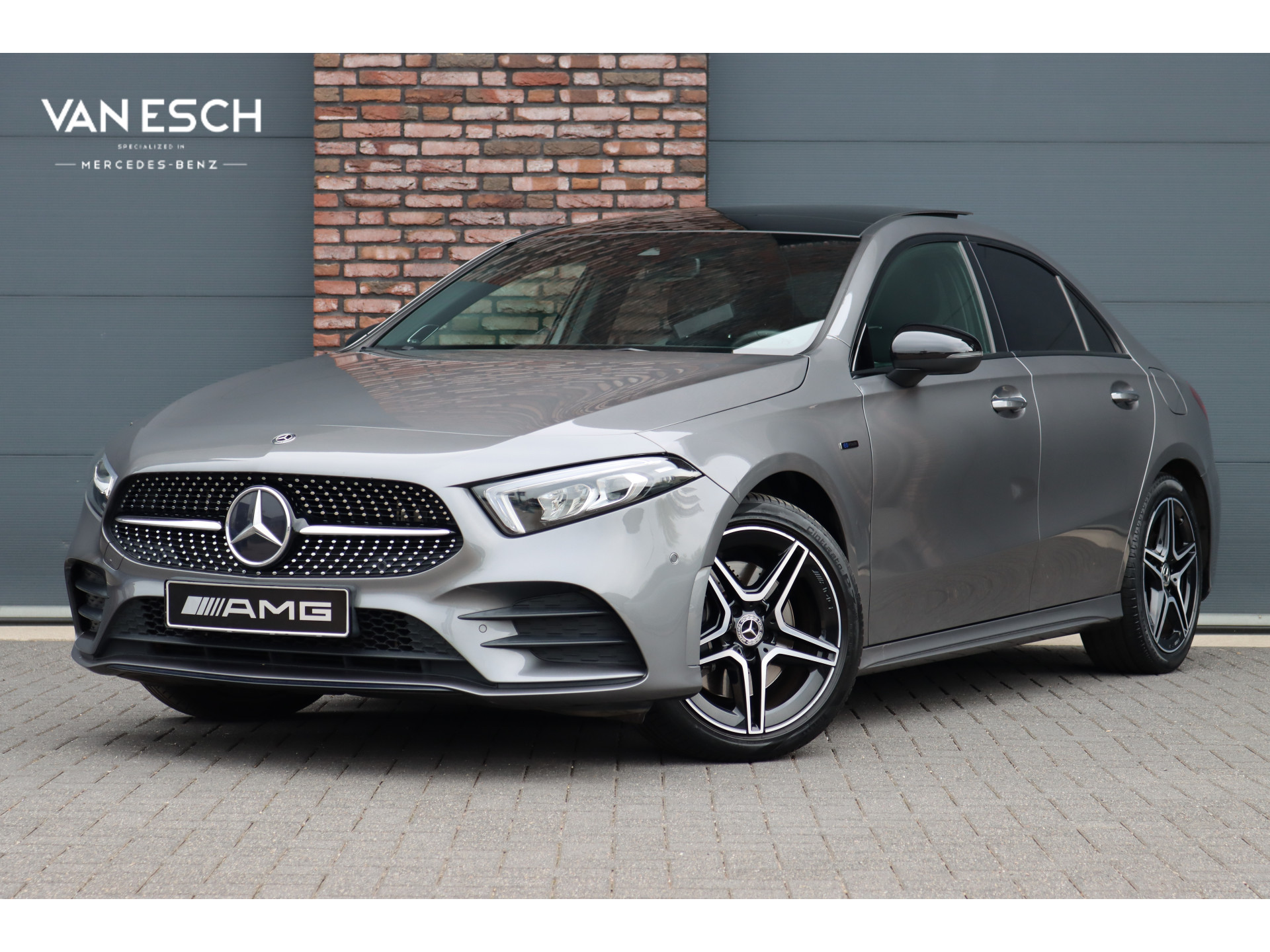 Mercedes-Benz A-Klasse 250 e AMG Line Aut8 | Panoramadak | Memory | Trekhaak | Burmester | Keyless Go | Leder | Keyless Go | Camera | Dodehoekassistent | Zitcomfortpakket |