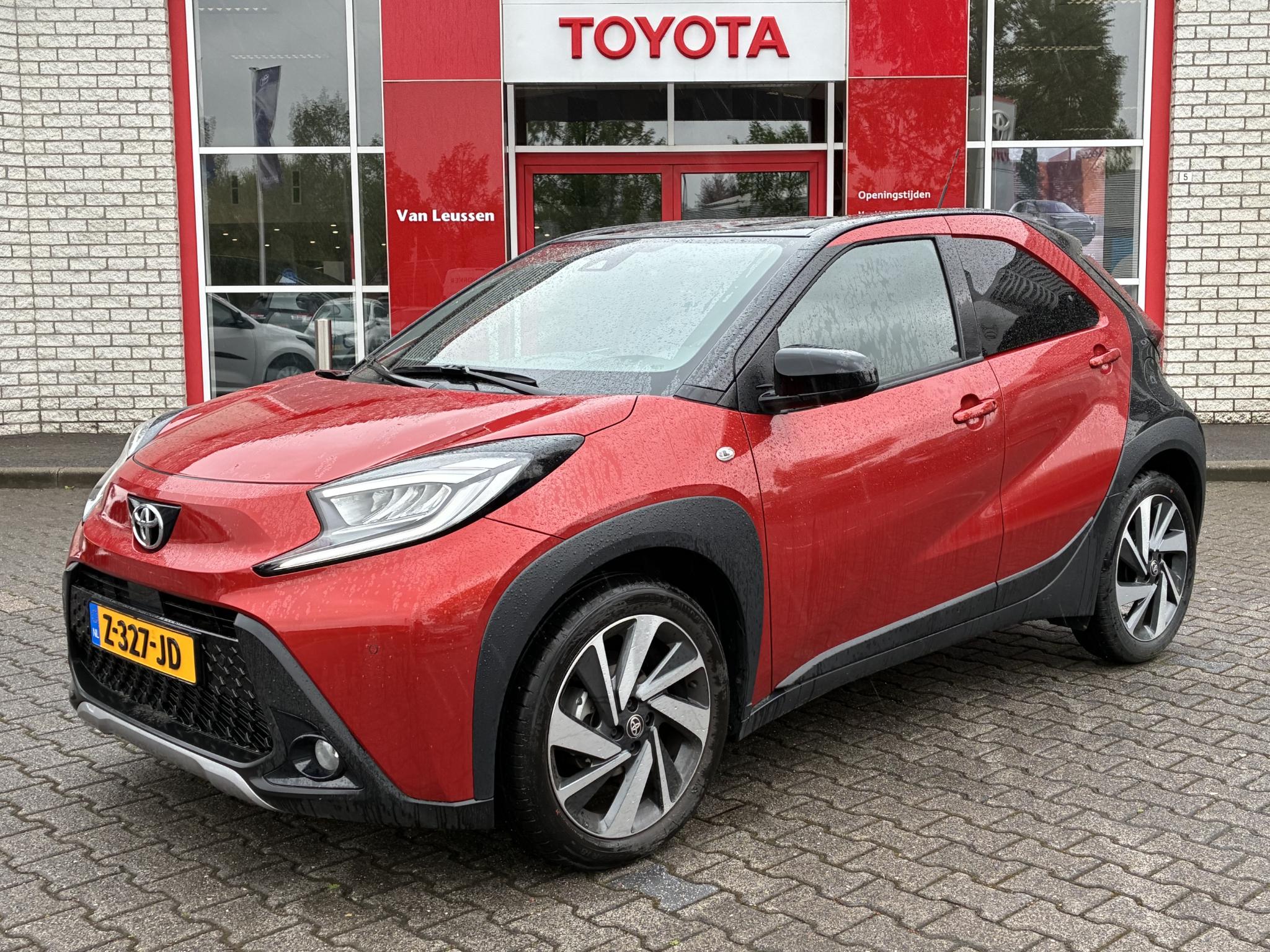 Toyota Aygo X ENVY AUTOMAAT NAVI PARK-SENSOREN CLIMA AD-CRUISE LED DRAADLOOS-LADEN 18" LM-VELGEN PRIVACY-GLASS NL-AUTO