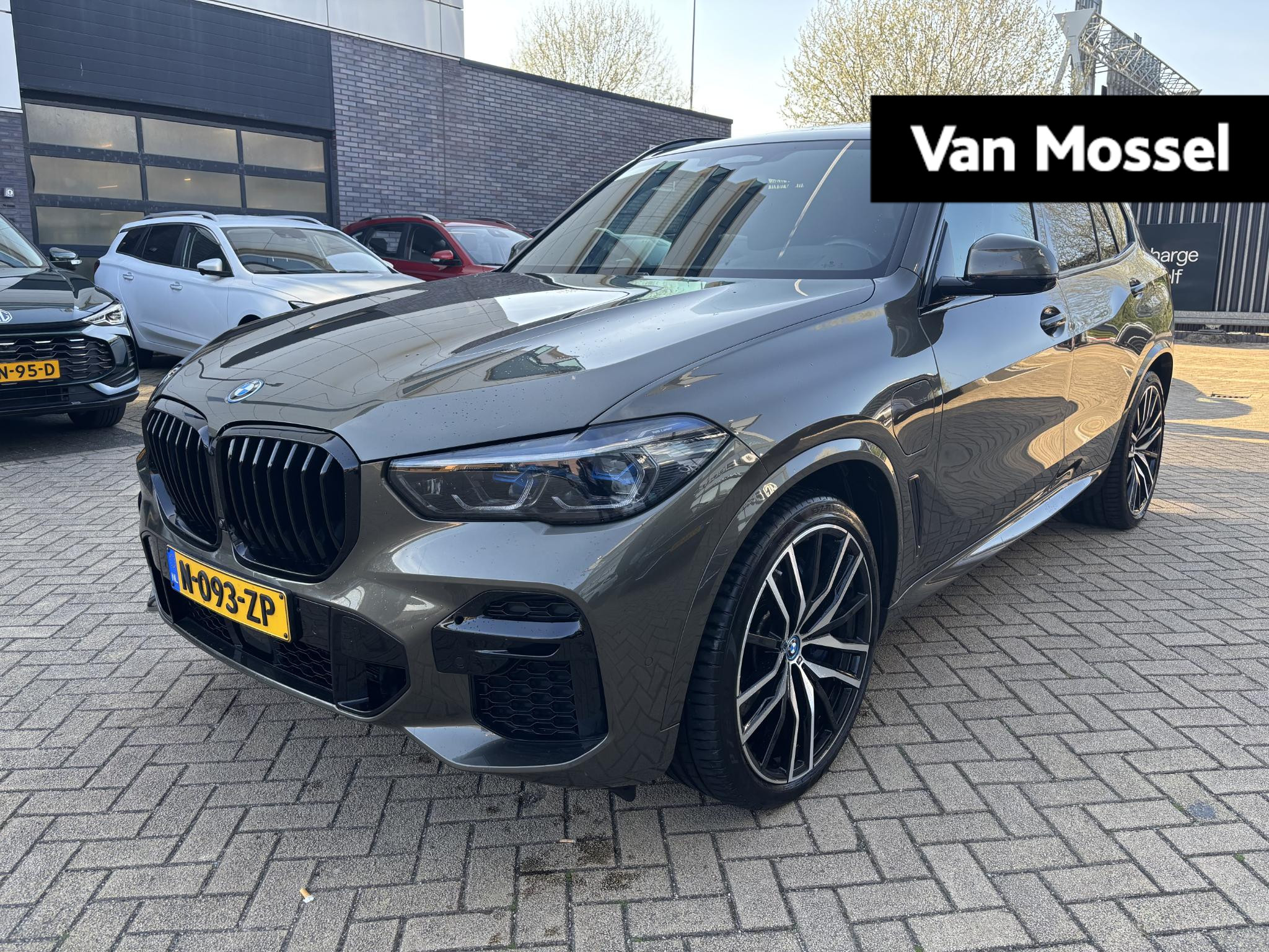 BMW X5 xDrive45e High Executive | M-SPORT | 22 INCH | MANHATTAN GREEN | STOELVENTILATIE | PANORAMA/SCHUIF-KANTELDAK | TREKHAAK | BMW LASER | HEAD-UP | KEYLESS | HIFI | LUCHTVERING | 360 CAMERA | COMFORTSTOELEN | STUURVERWARMING |