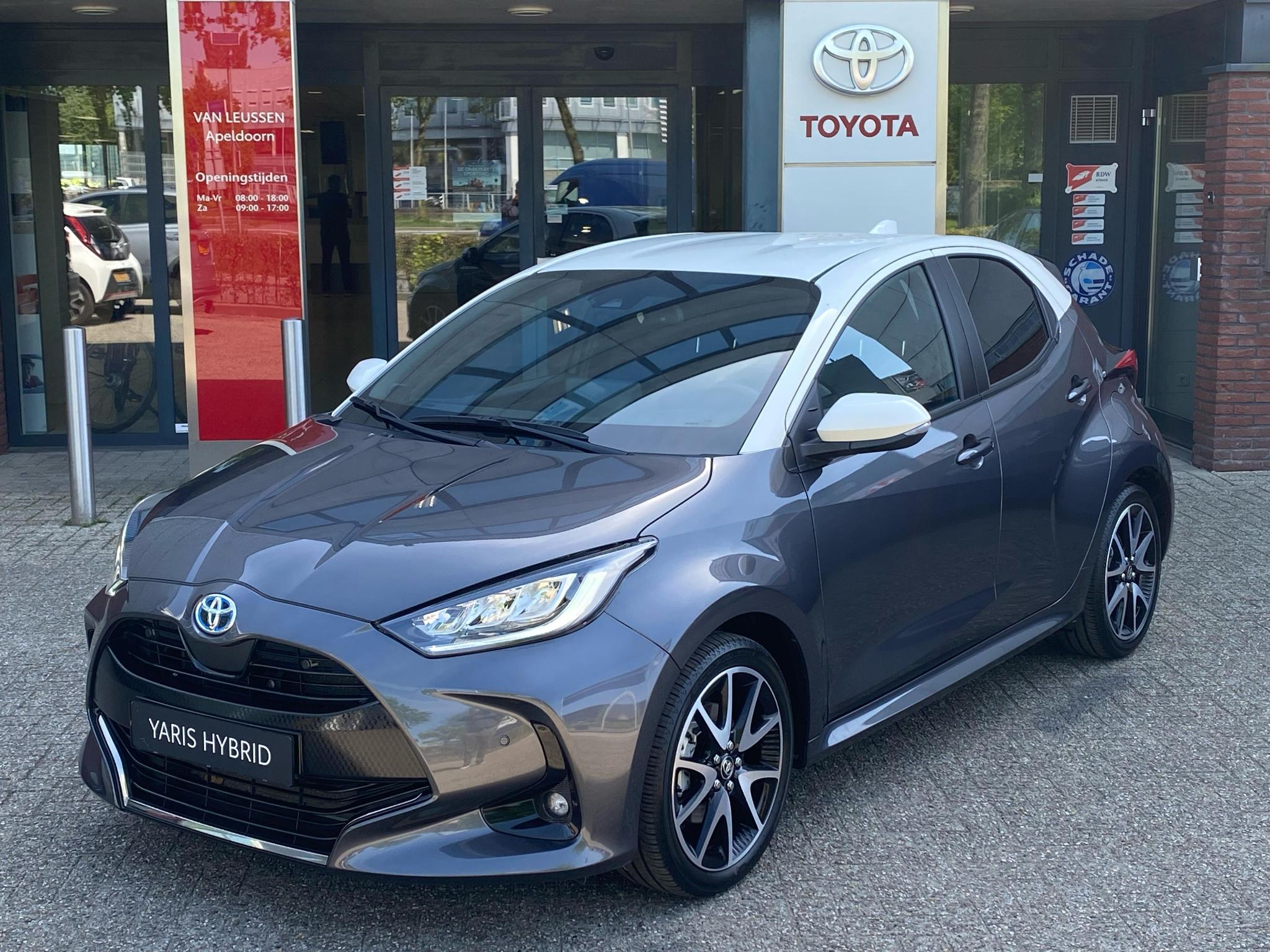 Toyota Yaris 1.5 Hybrid EXECUTIVE BI-TONE HEAD-UP PARK-SENSOREN BLIND SPOT 17'' LM-VELGEN CLIMA CAMERA APPLE/ANDROID AD-CRUISE PRIVACY GLASS