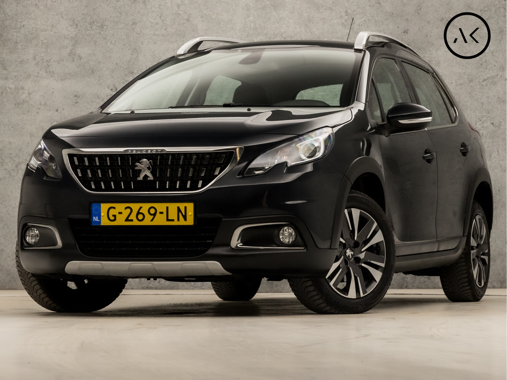 Peugeot 2008 1.2 PureTech Sport Automaat (APPLE CARPLAY, NAVIGATIE, CLIMATE, LEDER, CRUISE, SPORTSTOELEN, PARKEERSENSOREN, CRUISE, NIEUWE APK, NIEUWSTAAT)