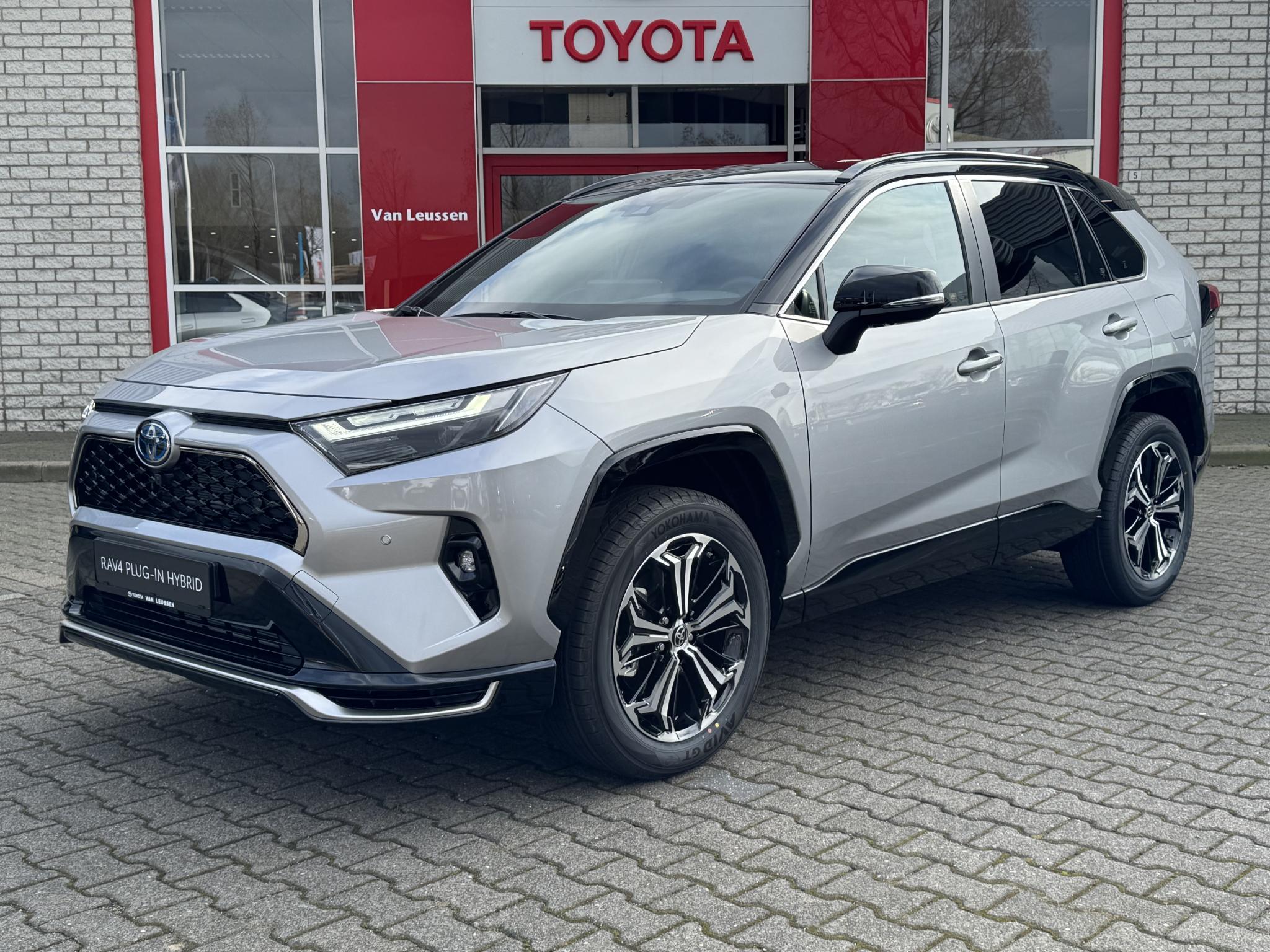Toyota RAV4 2.5 PLUG-IN HYBRID 300 AWD LIMITED EDITION NIEUW & DIRECT LEVERBAAR!!! INNOVATION-PACK BLIND-SPOT HEAD-UP 360° CAMERA PARK-SENSOREN STOELVERW JBL-AUDIO 19" LM-VELGEN