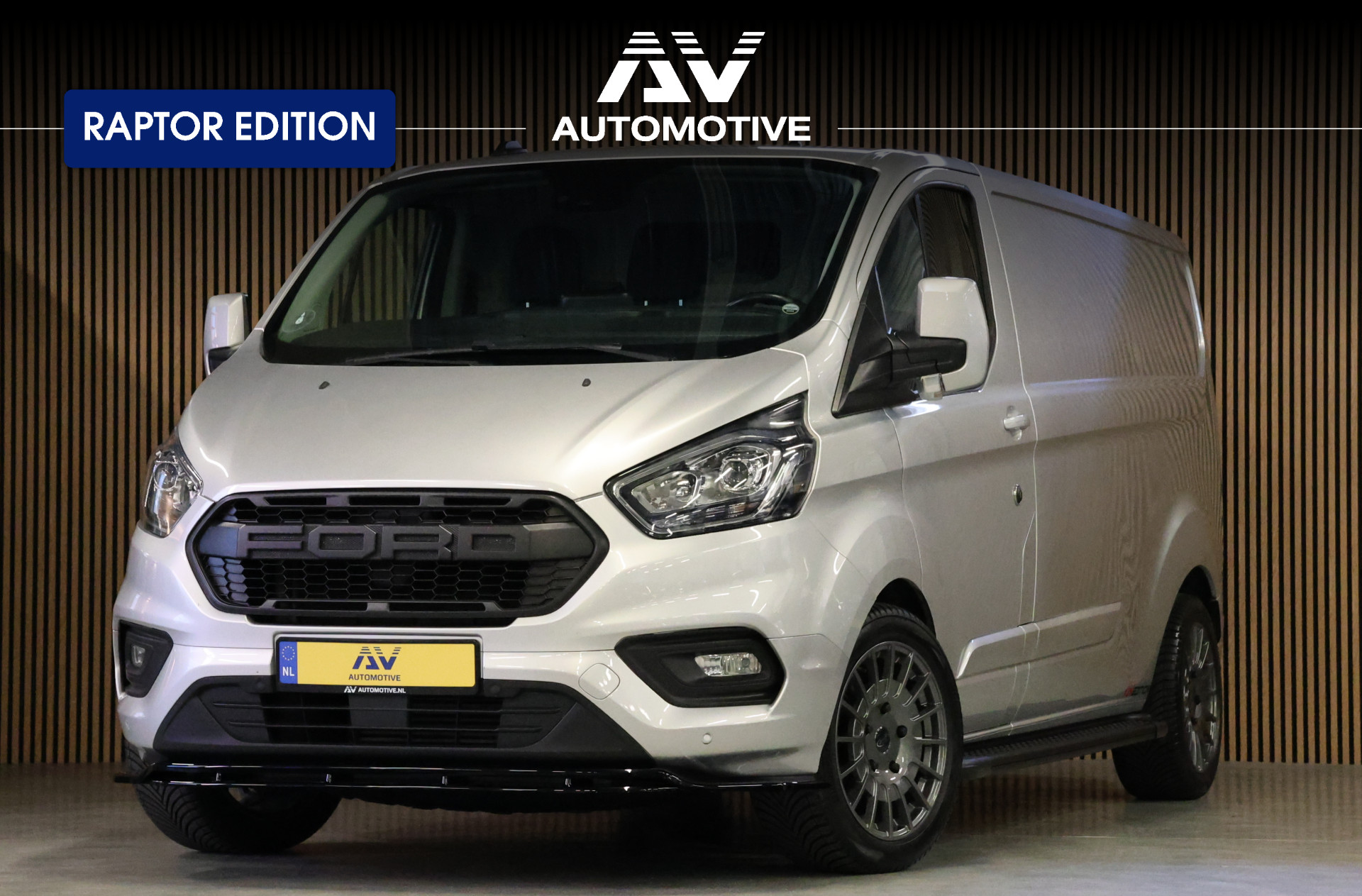 Ford Transit Custom 300 2.0 TDCI L2H1 Raptor Edition | CarPlay | Navigatie | Camera | Stoelverwarming | Dodehoek detector | DAB | 3-Zitter | Dealer onderhouden | Nieuwe APK