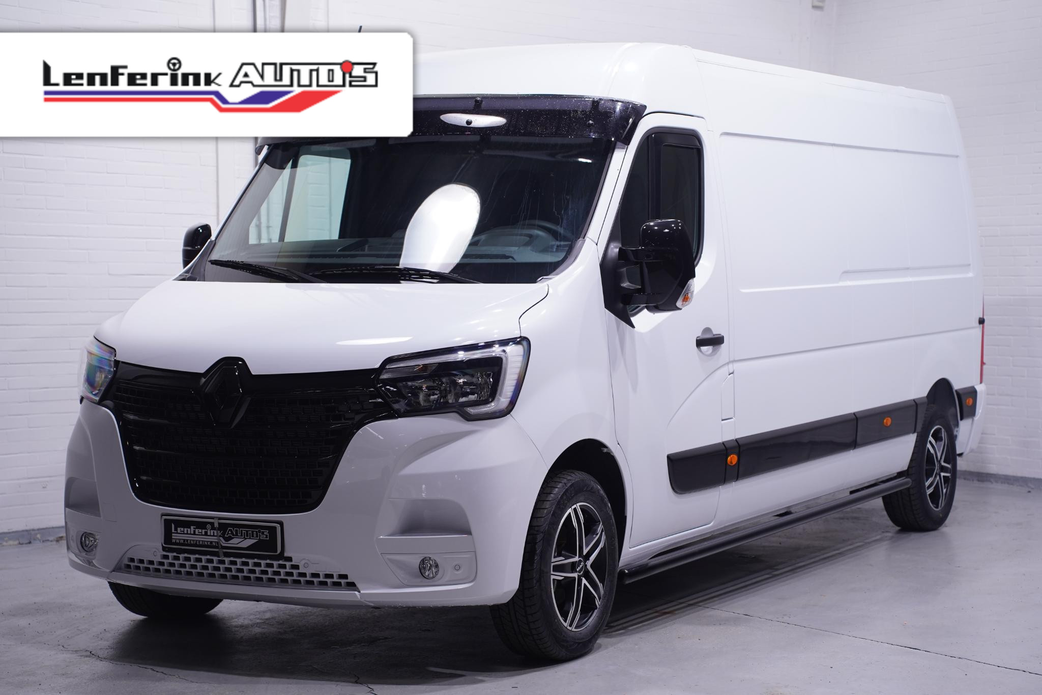 Renault Master 2.3 DCi 135 pk L3H2 Black Style Edition Navi Camera, 17" LMV, Sidebars Zwart, Zonneklep, 3-Zits, Uniek