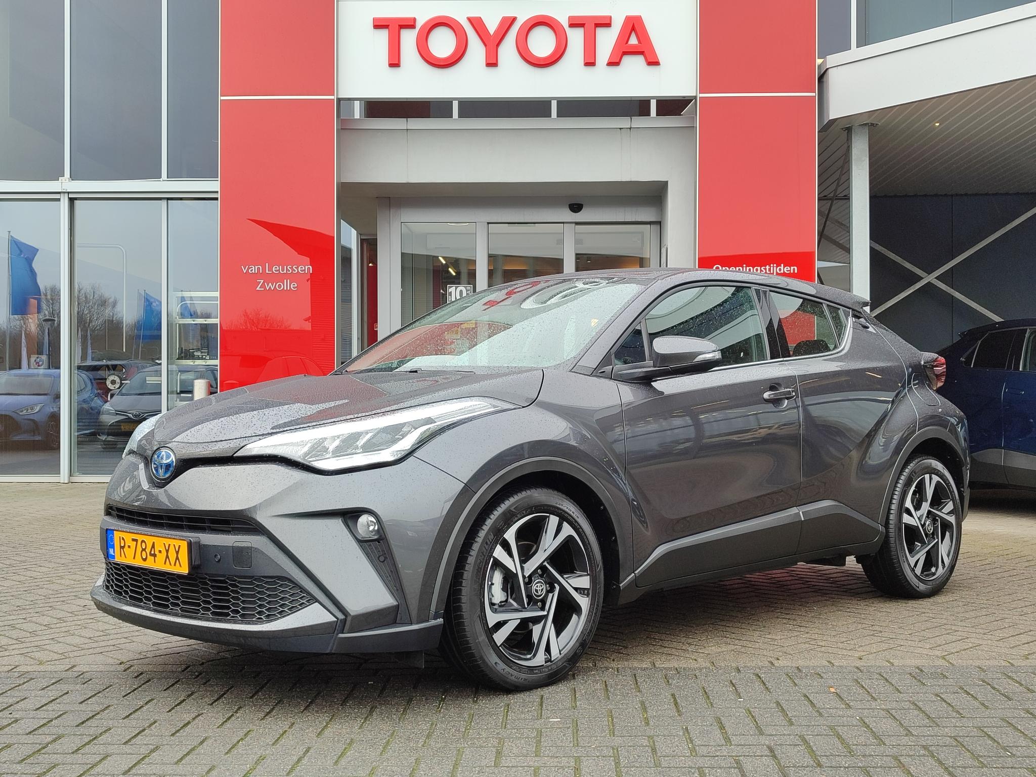 Toyota C-HR 1.8 HYBRID DYNAMIC NL-AUTO 1E-EIG NAVI KEYLESS 18"LMV APPLE/ANDROID AD-CRUISE BLUETOOTH PARK-SENSOREN