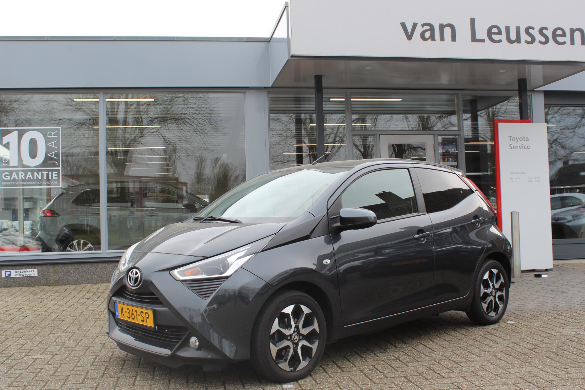 Toyota Aygo X-JOY 5-DEURS APPLE/ANDROID CAMERA DAB 16"LM-VELGEN EL-RAMEN CLIMA PRIVACY-GLASS NL-AUTO
