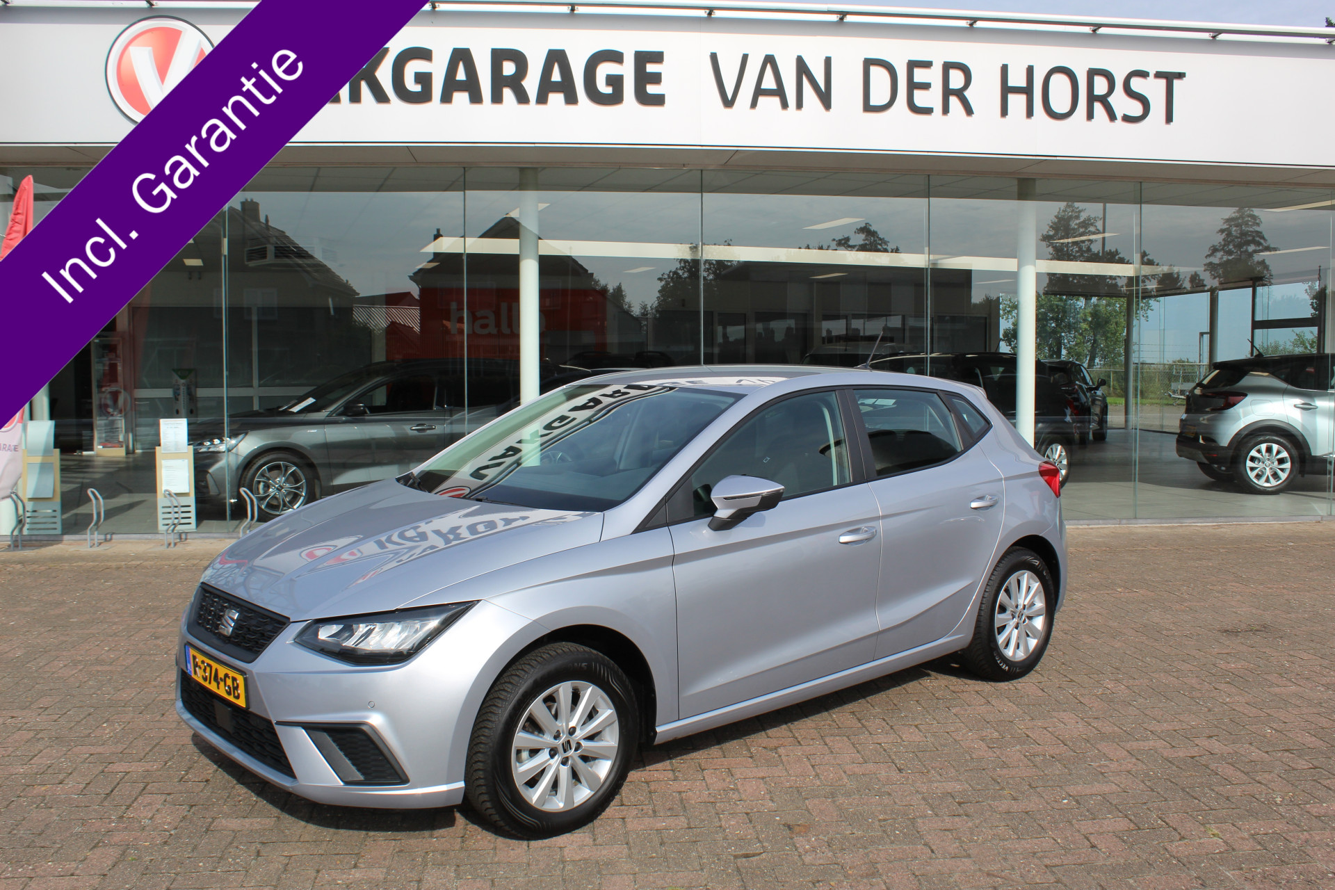 SEAT Ibiza 1.0-96pk TSI Style. NIEUWSTE MODEL. Volautm. airco, camera, elektr ramen v+a, LED verlichting, stoelverwarming, metallic lak, Isofix, LM wielen, Apple Carplay / Android auto etc. In nieuwstaat !