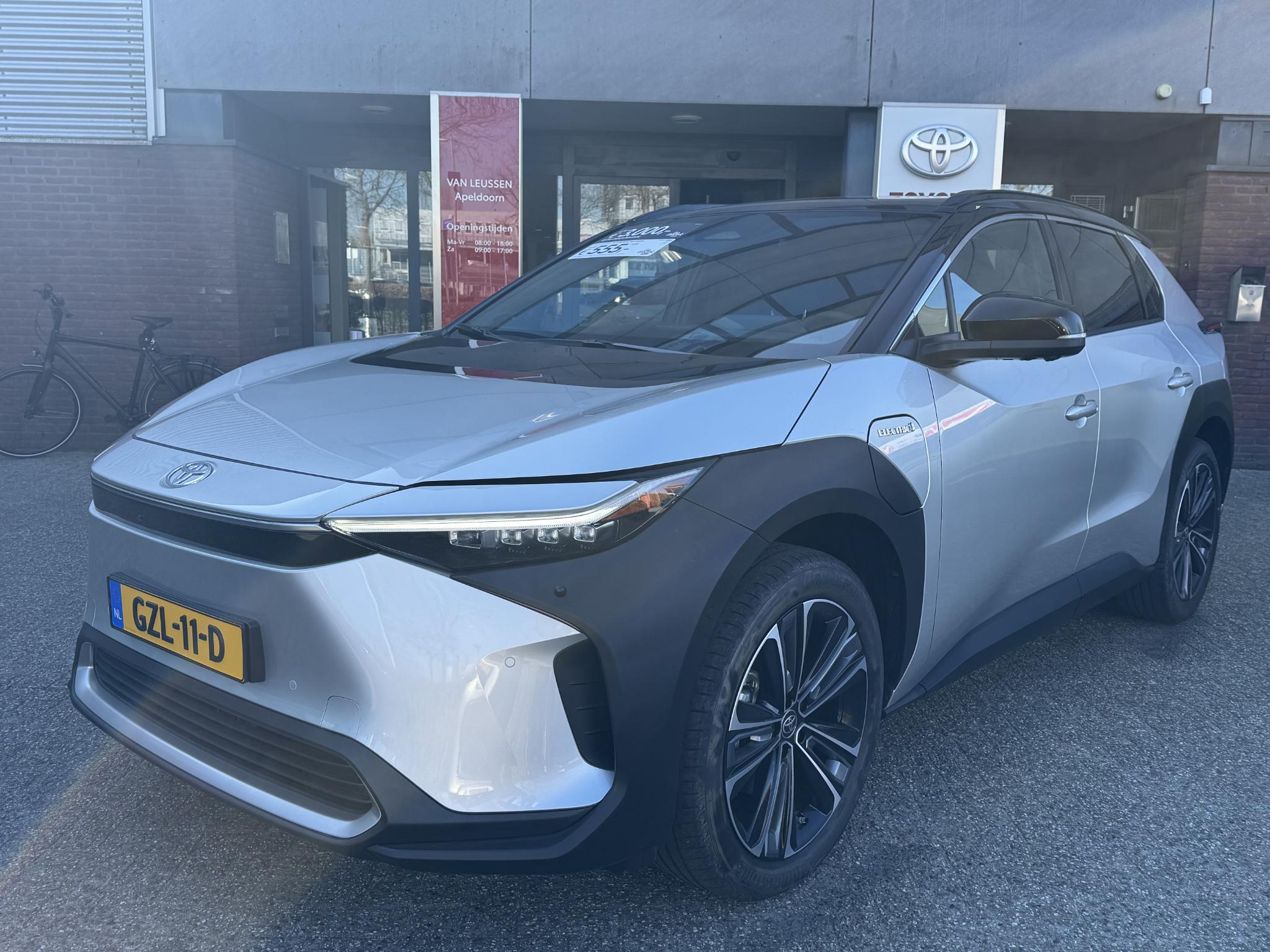 Toyota bZ4X PREMIUM BI-TONE 71KWH 3-FASE VOORRAADVOORDEEL €49.995 NIEUWPRIJS €56.685 3-FASE WARMTEPOMP 360° CAMERA LEER STOEL/STUURVERW PANODAK STOELKOELING EL-ACHTERKLEP BLIND SPOT JBL-AUDIO APPLE/ANDROID