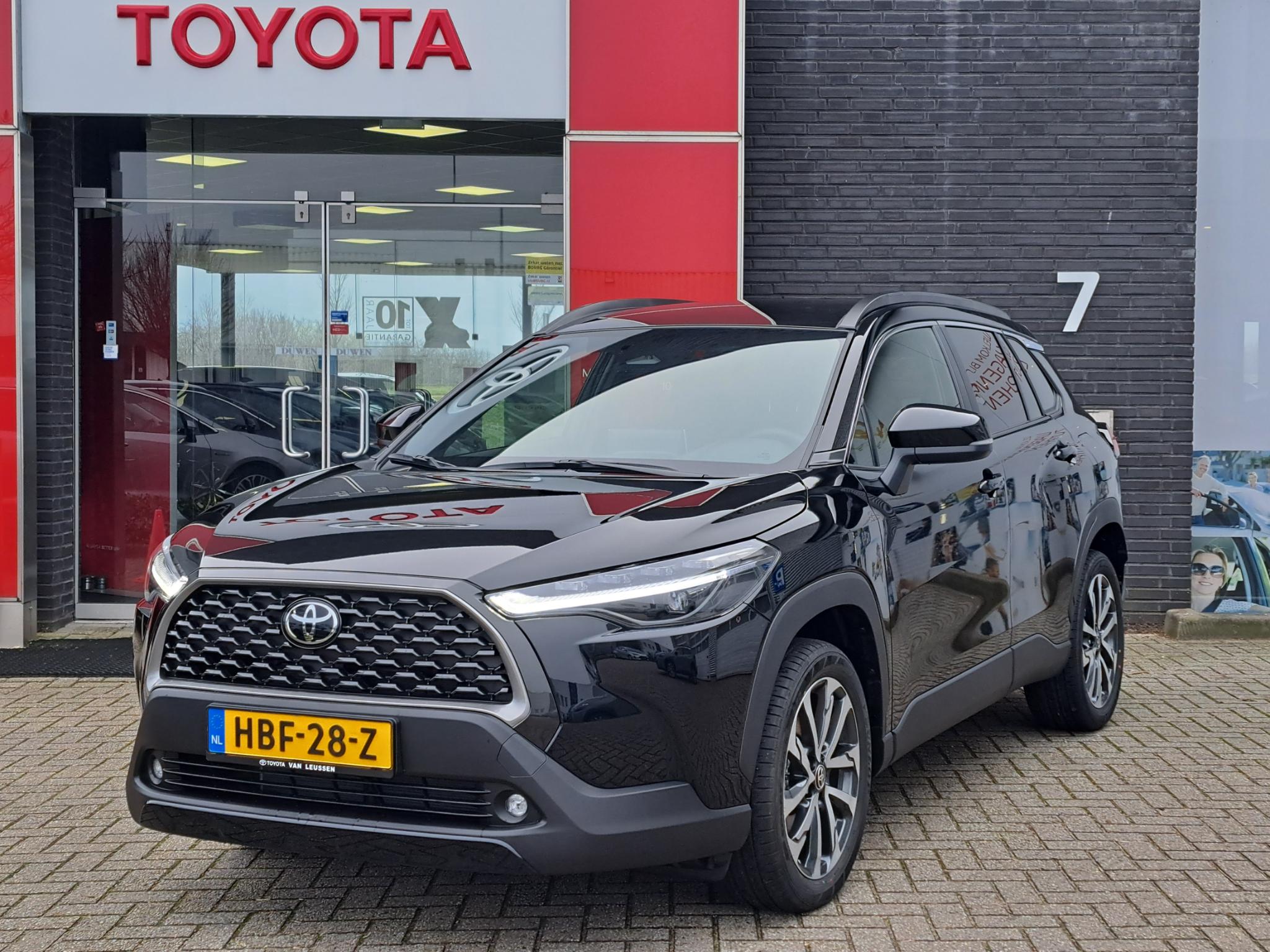 Toyota Corolla Cross 1.8 HYBRID 140 DYNAMIC Toyota Corolla Cross HYBRID 140 DYNAMIC APPLE/ANDROID LED 18"LMV PRIVACY-GLASS DRAADLOOS-LADEN-TEL NL-AUTO