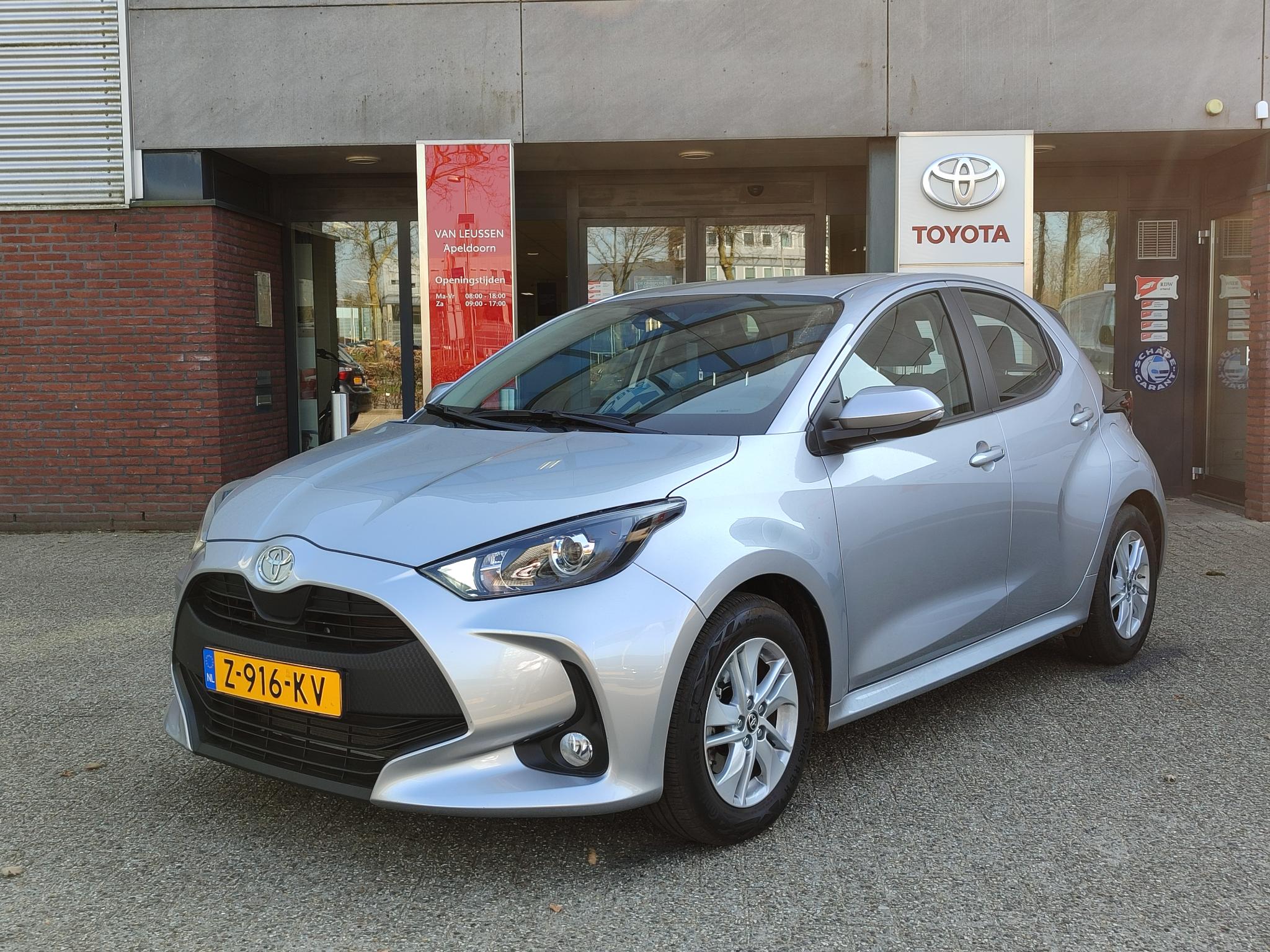 Toyota Yaris HYBRID 115 ACTIVE FACELIFT APPLE/ANDROID 16'' LM-VELGEN CAMERA CLIMA AD-CRUISE BLUETOOTH NL-AUTO