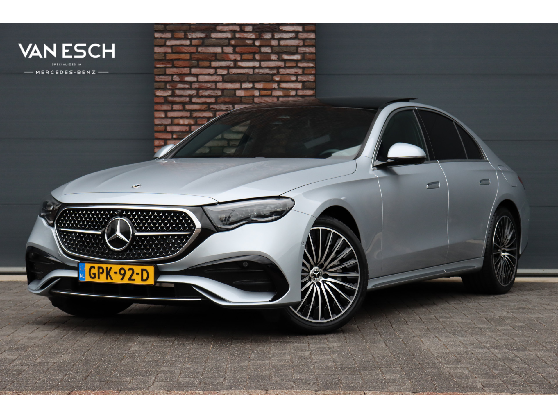 Mercedes-Benz E-Klasse 300 e AMG Line Aut9 | Widescreen | Distronic Pro | Trekhaak | Digital Light | Panoramadak | Keyless Go | Surround Camera | Augmented Reality | Dodehoekassistent |