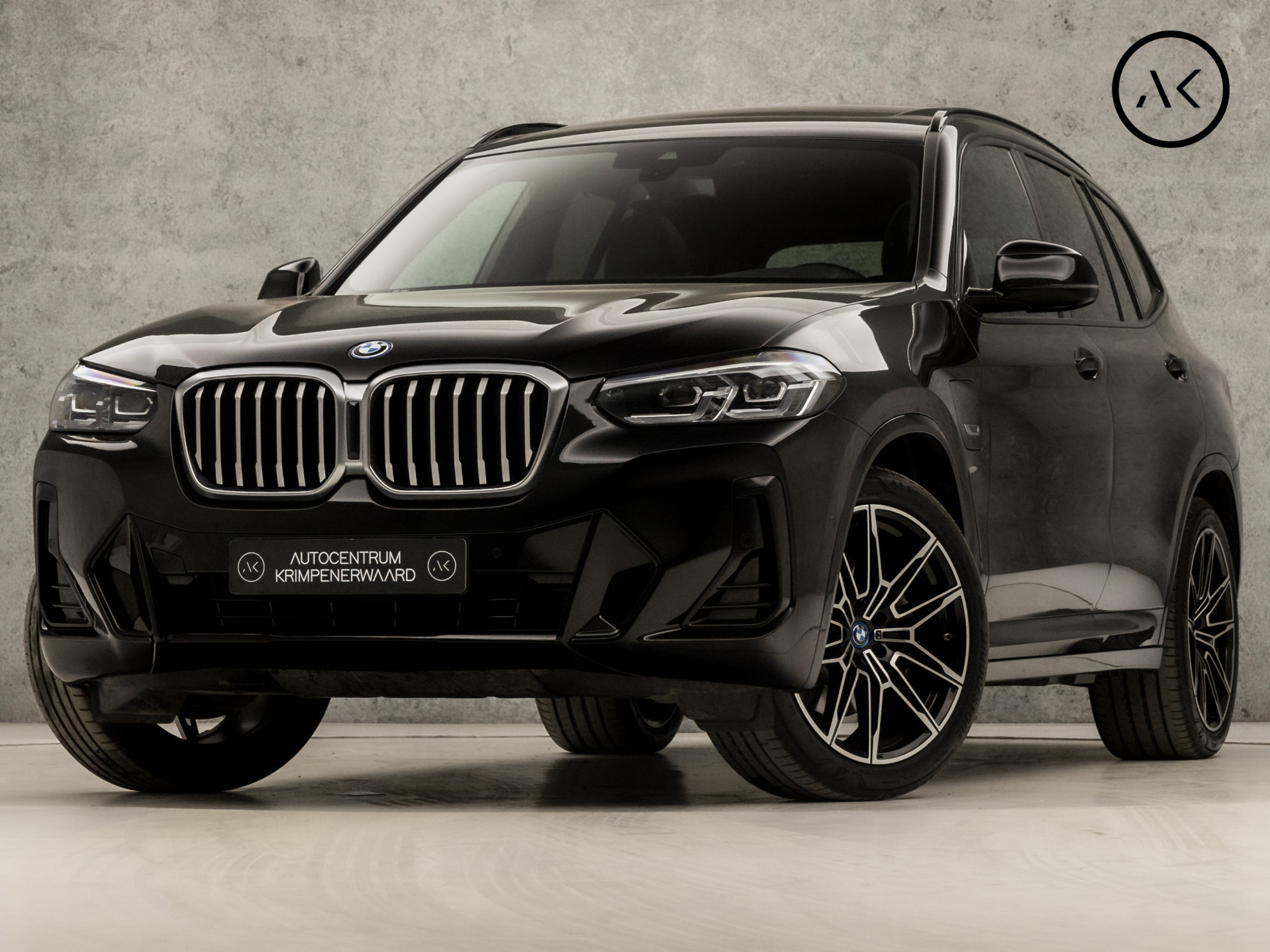 BMW X3 xDrive30e High Executive 293Pk Automaat (PANORAMADAK, M PAKKET, APPLE CARPLAY, GROOT NAVI, CAMERA, LEDEREN SPORTSTOELEN, GETINT GLAS, SFEERVERLICHTING, DAB+, NIEUWSTAAT)