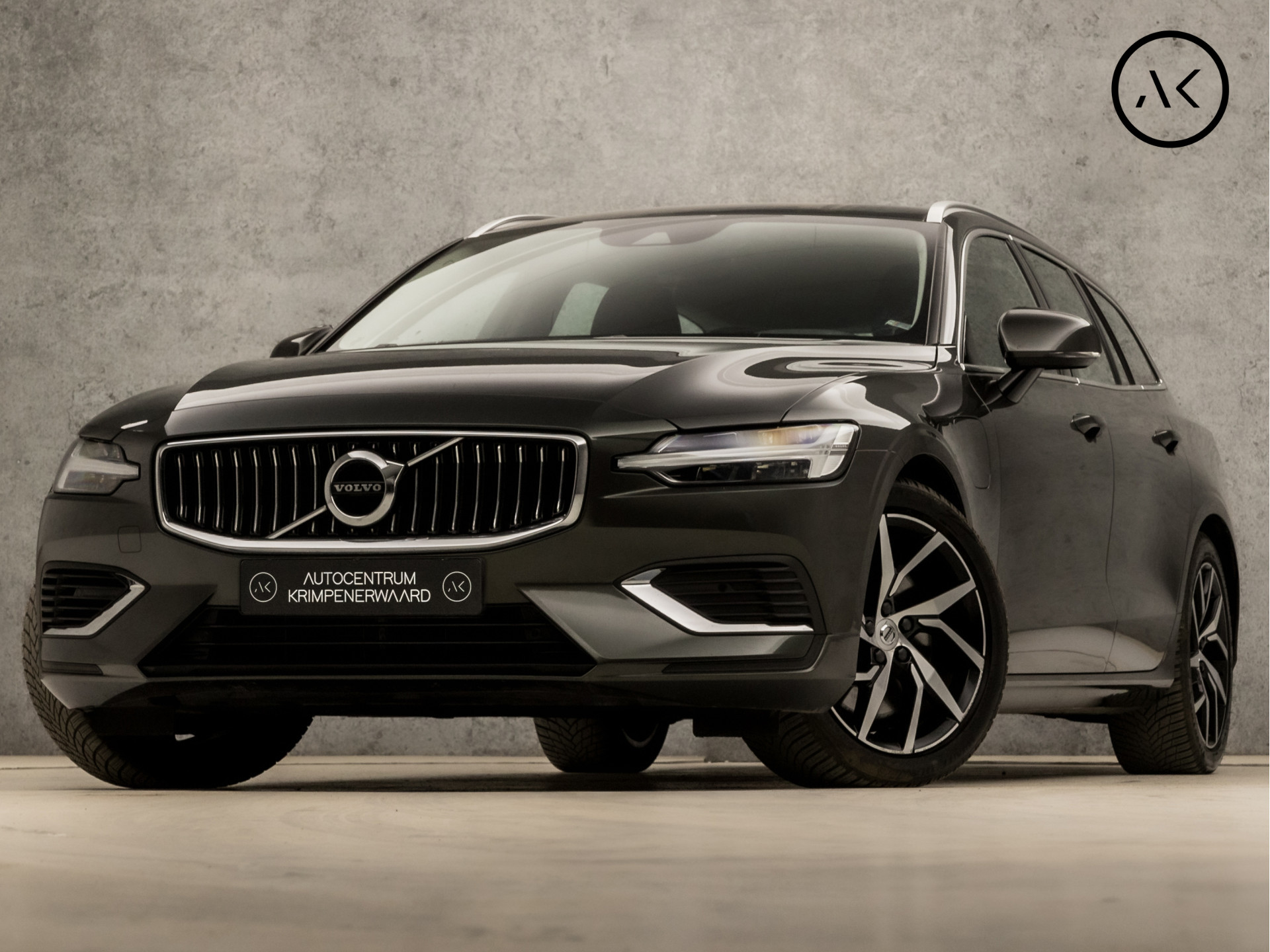 Volvo V60 2.0 T8 Twin Engine AWD Inscription 392Pk Automaat (APPLE CARPLAY, GROOT NAVI, LEDER, STUUR/STOELVERWARMING, MEMORY SEATS, CAMERA, HARMAN/KARDON, TREKHAAK, ADAPTIVE CRUISE, NIEUWSTAAT)