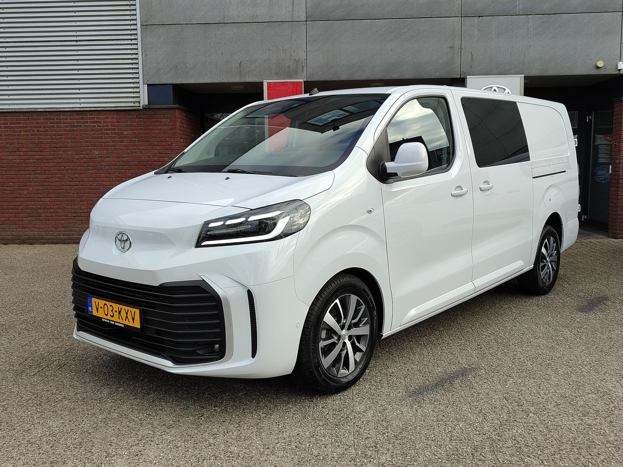 Toyota ProAce Long Worker Dubbel Cabine 2.0 D-4D 145PK PROFESSIONAL NIEUW DIRECT RIJDEN STOEL/STUURVERW AD-CRUISE CAMERA CLIMA NAVI APPLE/ANDROID 17'' LM-VELGEN KEYLESS BLUETOOTH 2X SCHUIFDEUR