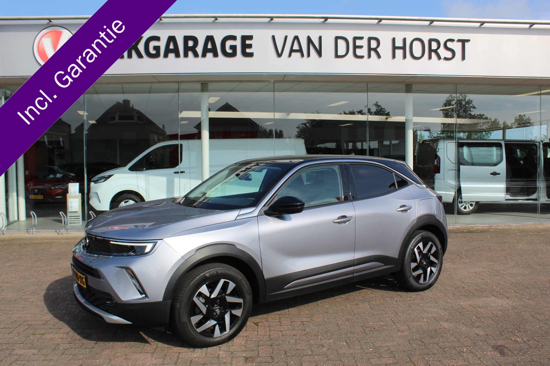 Opel Mokka 1.2-101pk 'Elegance'. Werkelijk in nieuwstaat verkerende nieuwste model Opel Mokka ! Volautm. airco, navigatie, Isofix, telefoonvoorb., metallic lak, LM wielen, digitaal dashboard etc., etc.