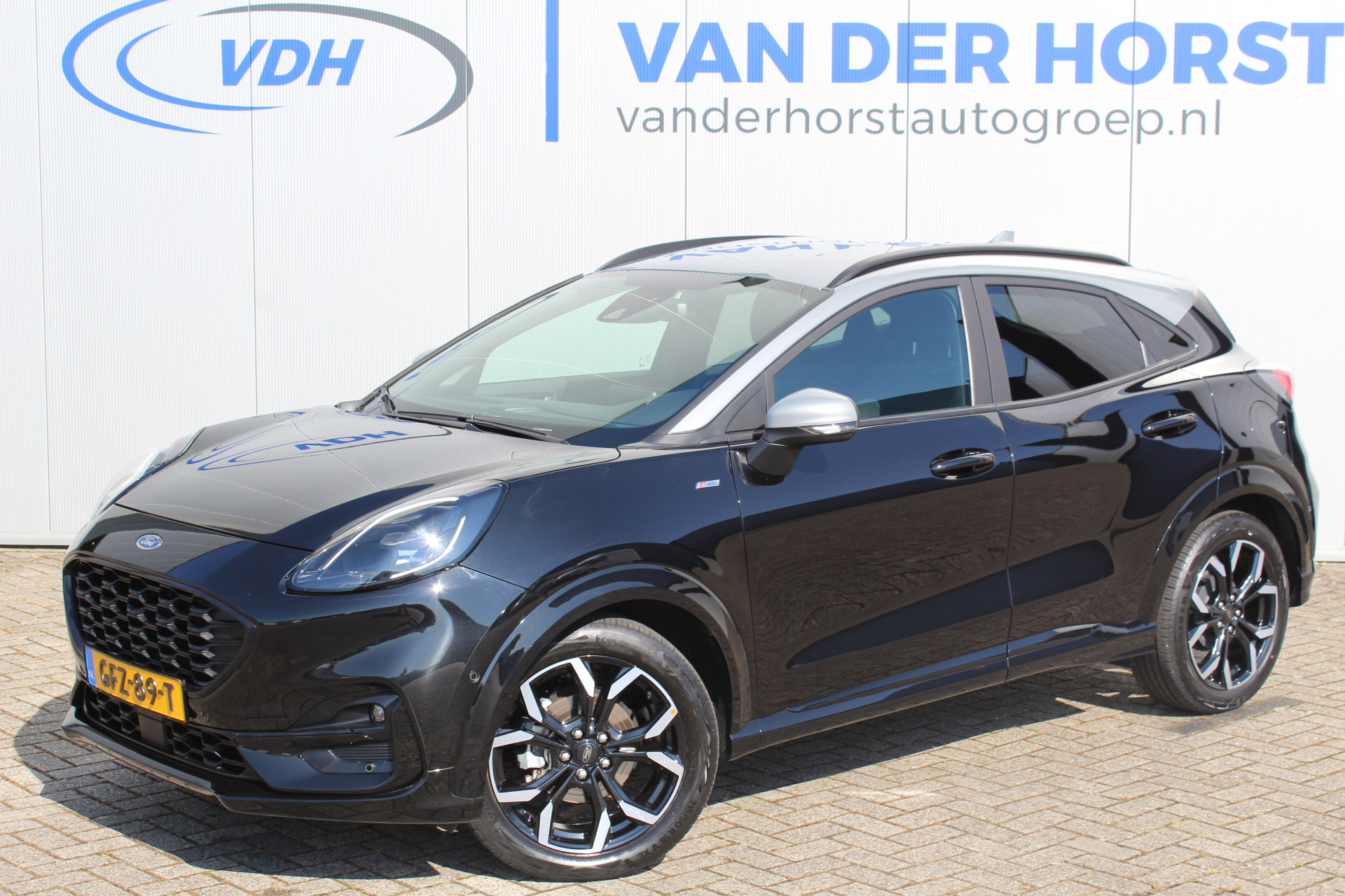 Ford Puma 1.0-125pk EcoBoost Hybrid ST-Line X Two tone. AUTOMAAT ! Gun uzelf het plezier en comfort van een automaat ! Ca. €. 10.000,- beneden de nieuwprijs ! Volautm. airco, navigatie, telefoonvoorb., cruise control, lane assist, B&O soundsystem, LED verlichting, camera, parkeersensoren v+a etc.