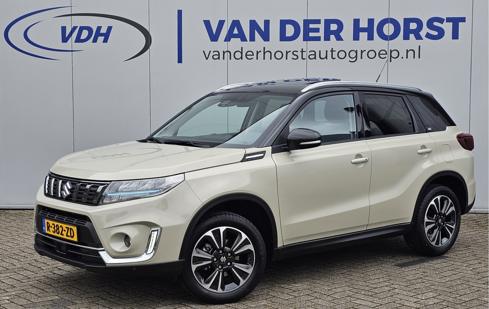 Suzuki Vitara 1.4-130pk Boosterjet Sol Smart Hybrid. Uiterst nette en erg luxe Suzuki Vitara. Autm. airco, elektr. panodak, trekhaak+afneemb. kgl, stoelverw., adapt. cruise cntrl., metallic lak, navigatie, LM wielen, telefoonvoorb.,  Apple carplay/Android auto, LED verl. etc.