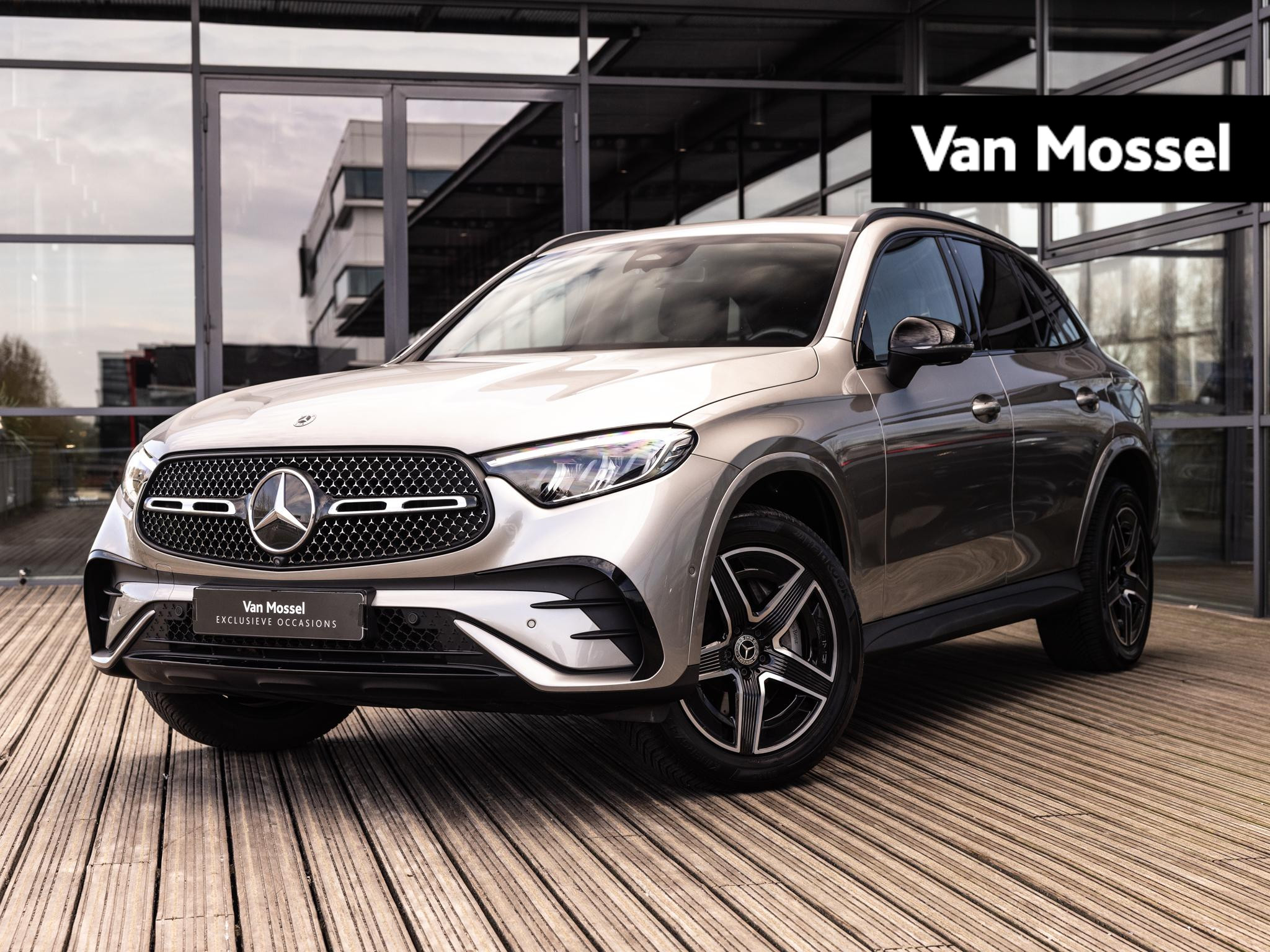 Mercedes-Benz GLC 300e 4MATIC AMG Line | BURMESTER | NIGHTPAKKET | STOELMEMORY | TREKHAAK | STOELVERWARMING | ELEKTR.ACHTERKLEP | 360 CAMERA | MOJAVE ZILVER | LEDER ARTICO ZWART |