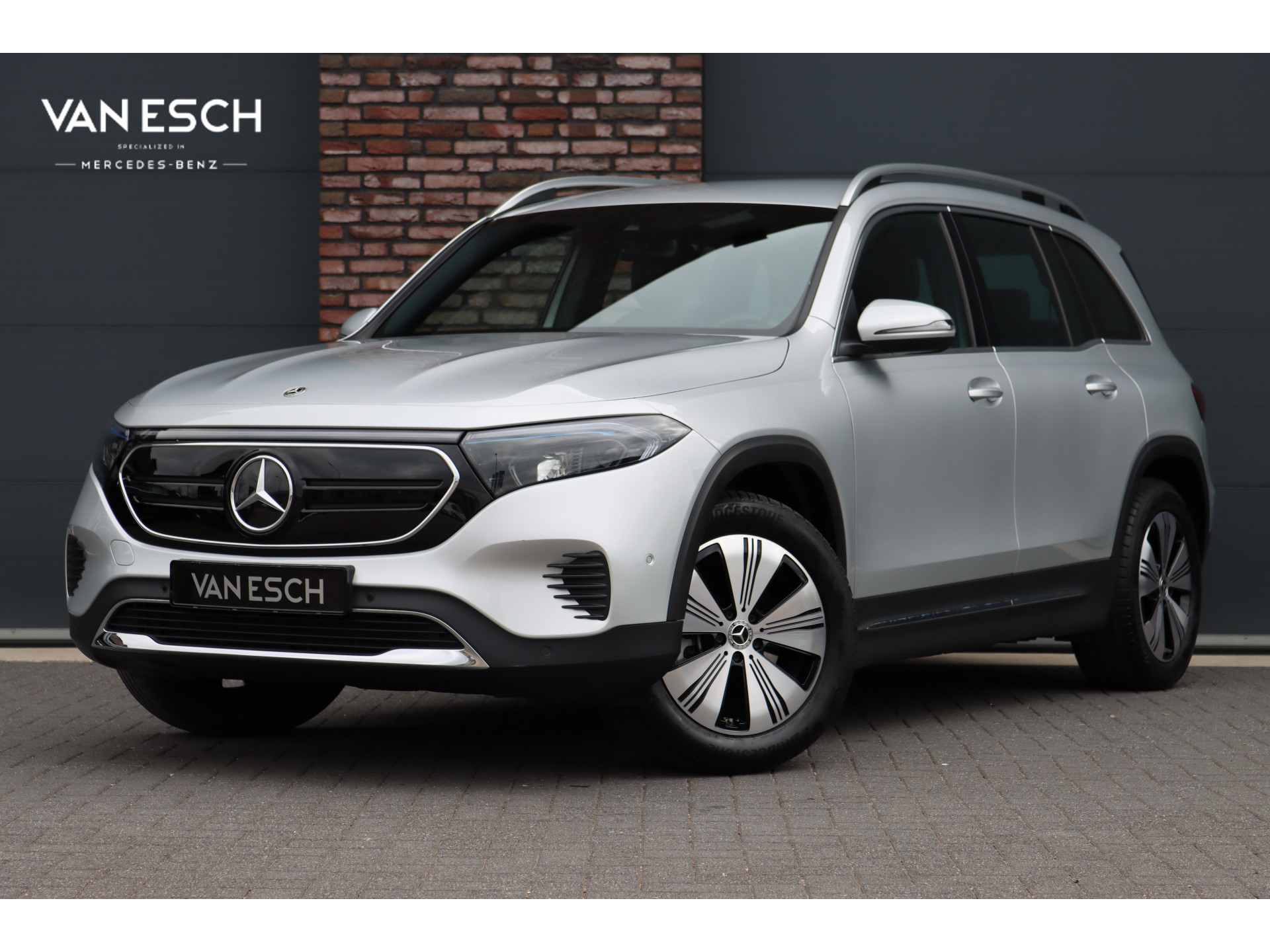 Mercedes-Benz EQB 300 4MATIC Luxury Line 67 kWh | Dodehoekassistent | Camera | Vario-achterbank | Apple Carplay/Android Auto | High Perf. LED | Zitcomfortpakket | Stoelverwarming |