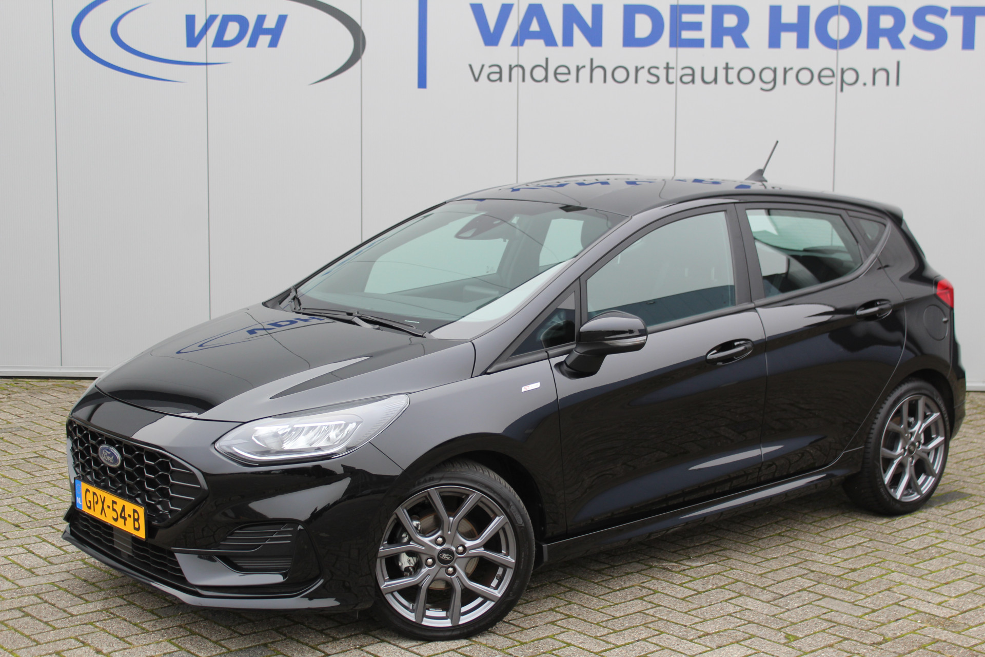 Ford Fiesta 1.0-125pk EcoBoost Mild-Hybrid ST-Line AUTOMAAT ! Gun uzelf het gemak, comfort en plezier van een automaat ! Volautm. airco, LED verlichting, navigatie, draadloze telefoonlader, stuur-, stoel- en voorraamverw., cruise control, parkeersensoren achter, lane assist, LM wielen etc.