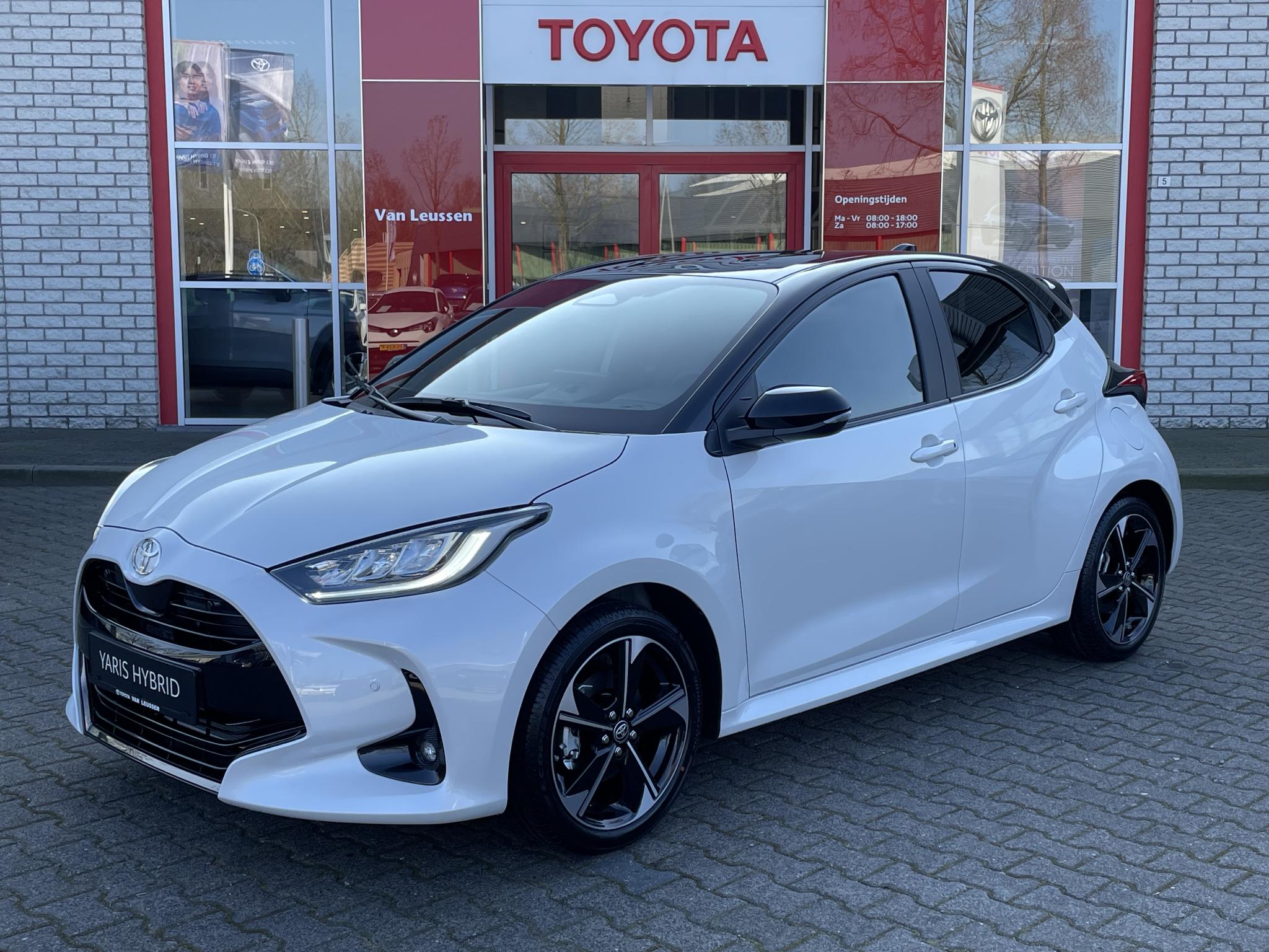 Toyota Yaris HYBRID 130 LAUNCH EDITION NIEUW & DIRECT LEVERBAAR!!! HEAD-UP BLIND-SPOT PARK-SENSOREN STOEL/STUURVERW 18" LM-VELGEN LED NAVI