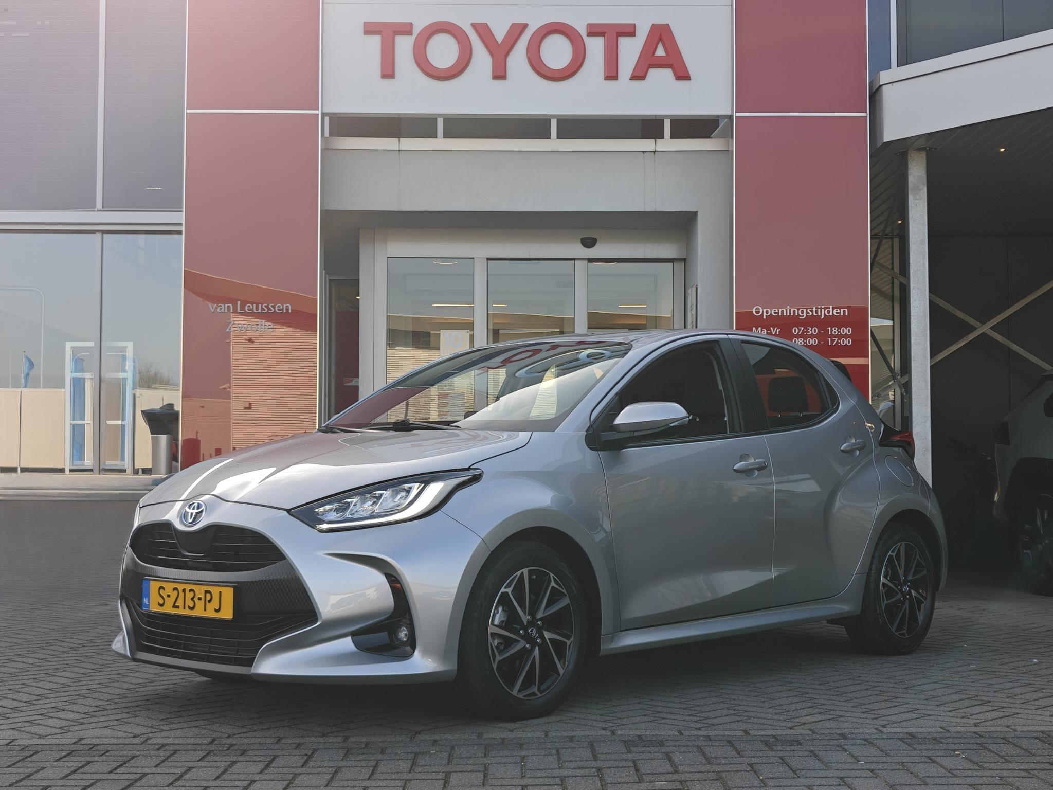 Toyota Yaris 1.5 HYBRID DYNAMIC APPLE/ANDROID KEYLESS 16"LM-VELGEN LED-PAKKET NL-AUTO