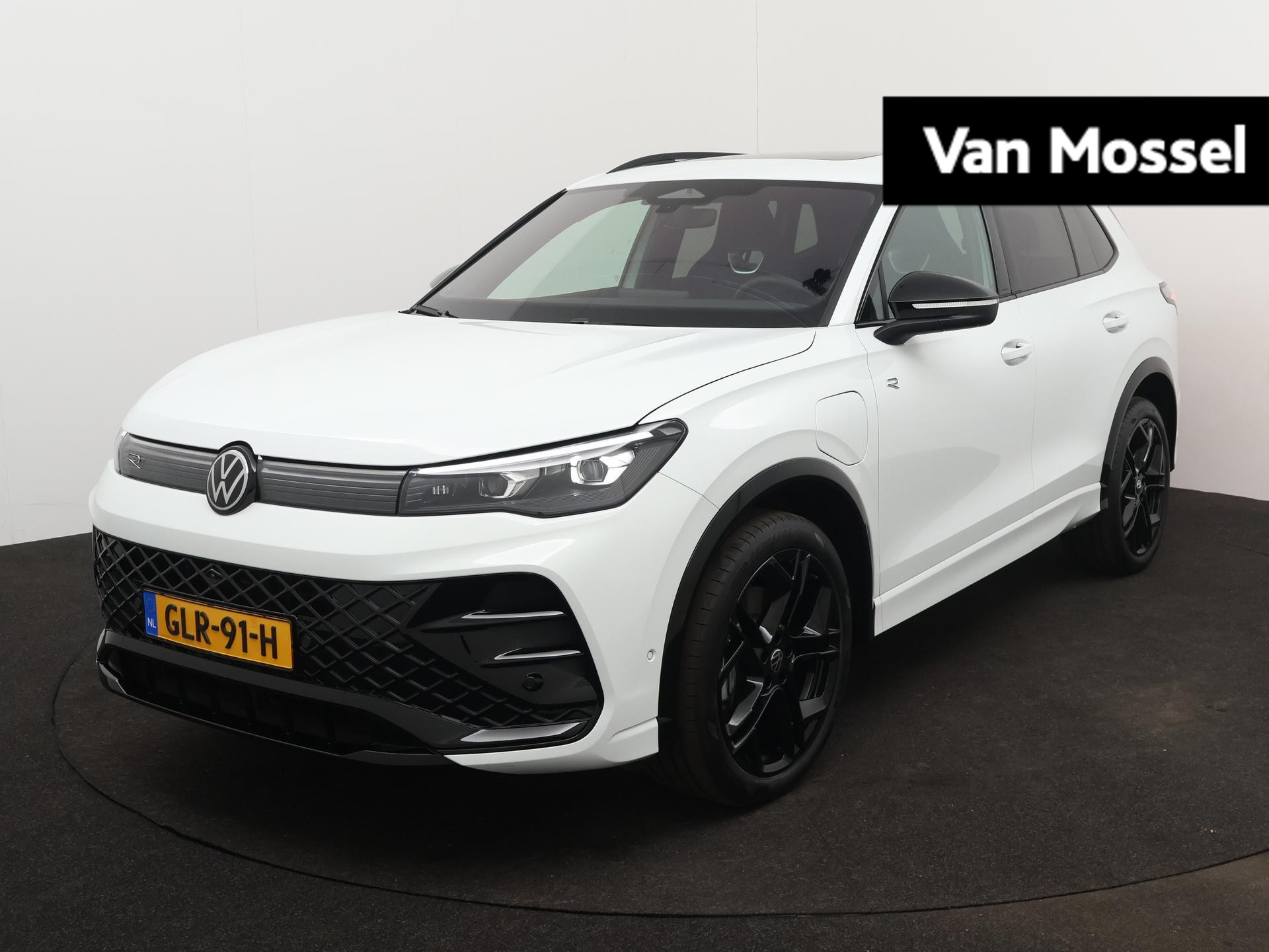 Volkswagen Tiguan 1.5 eHybrid R-Line | 272 PK | Plug-IN Hybrid | Automaat | Panorama Schuif/Kanteldak | Parkeercamera 360* (Helicopter View) | Elektrische Achterklep | IQ-LED Matrix | Stoel en Stuurwielverwarming | Achterbankverwarming | Verwarmbare Voorruit | Black Style | Navigatie | Digital Cockpit |