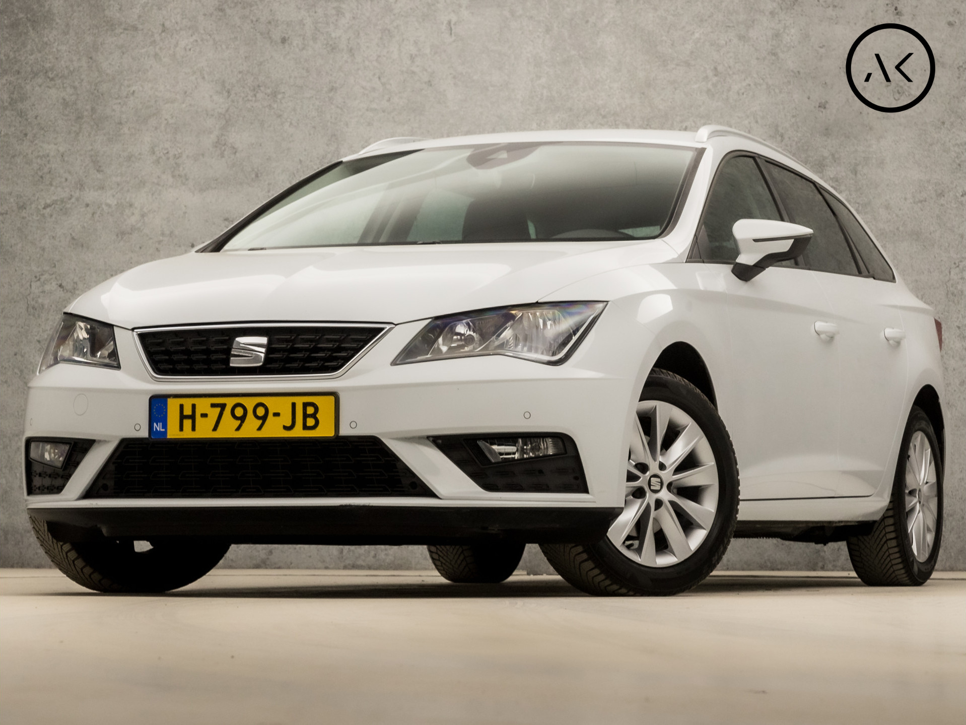 SEAT Leon ST 1.0 TSI Sport (APPLE CARPLAY, NAVIGATIE, BEATS AUDIO, CAMERA, LEDER/ALCANTARA, SPORTSTOELEN, GETINT GLAS, KEYLESS, TREKHAAK, NIEUWSTAAT)