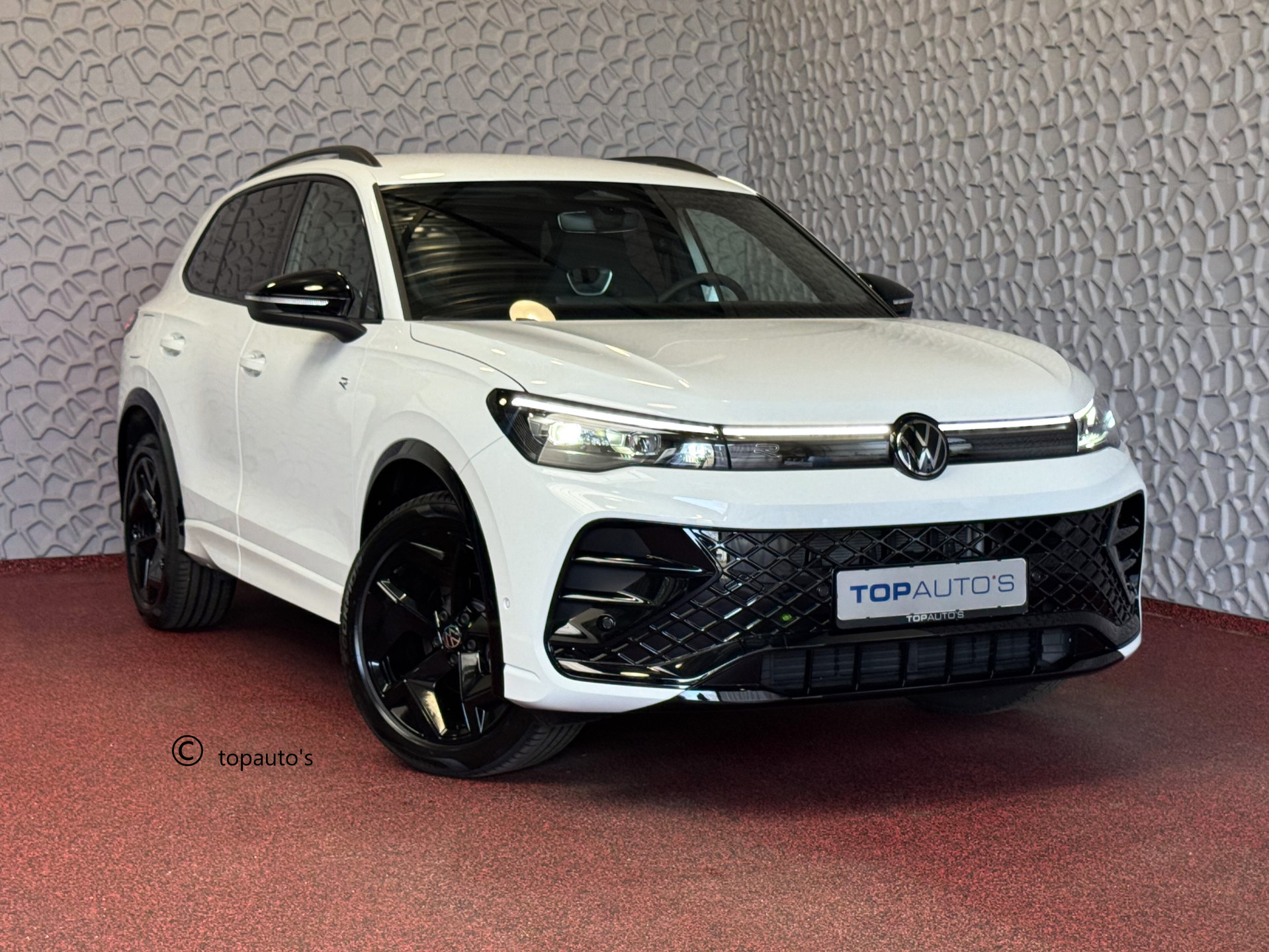 Volkswagen Tiguan 1.5 eTSI R-LINE 3D LED GRILL 19''LMV ERGO.STOEL MASSAGE ELEK.KLEP DESIGN PACK STOEL/STUUR VERW TREKHAAK 09/2024 "Volkswagen rijden begint bij Topautos.nl – 75 topmodellen direct op voorraad!"