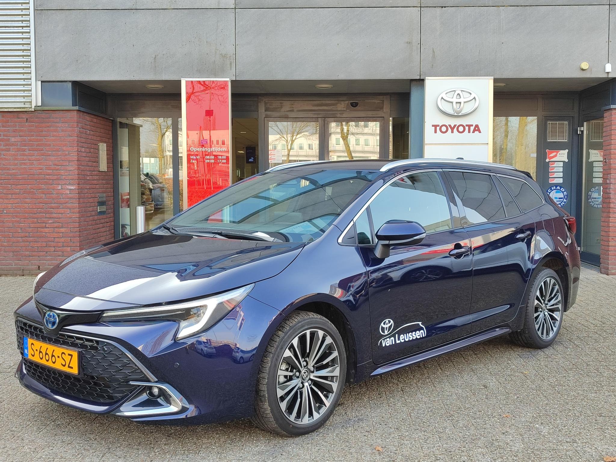 Toyota Corolla Touring Sports 1.8 HYBRID 140 FIRST EDITION STOELVERW PARK-SENSOREN EL-ACHTERKLEP 17' LM-VELGEN LED NAVI KEYELESS APPLE/ANDROID NL-AUTO