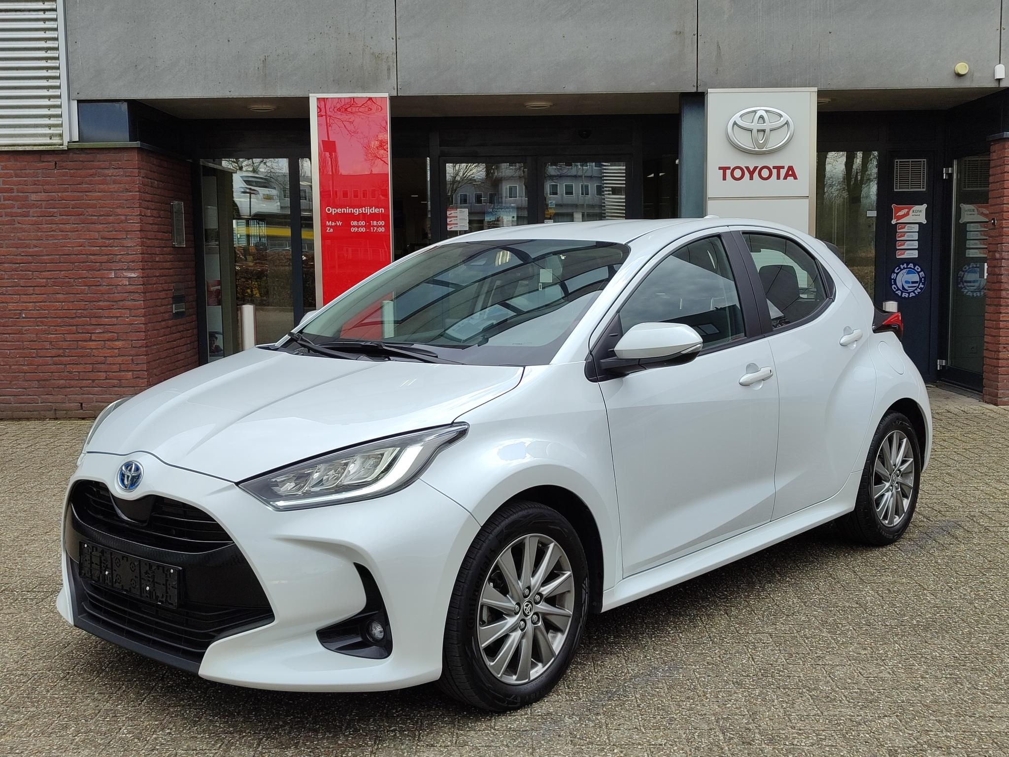 Toyota Yaris 1.5 HYBRID DYNAMIC STOEL/STUURVERW KEYLESS CLIMA AD-CRUISE APPLE/ANDROID 16'' LM-VELGEN CAMERA BLUETOOTH LED