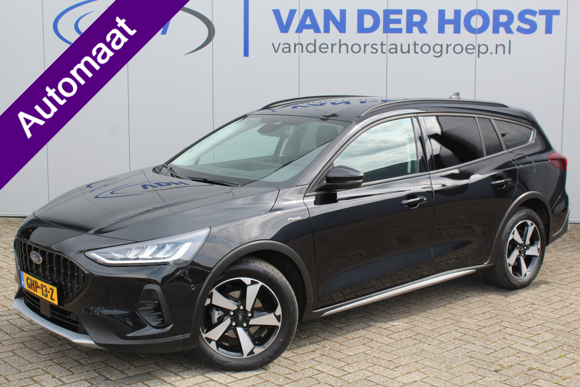 Ford Focus Wagon 1.0-155pk EcoBoost Mild-Hybrid Active AUTOMAAT ! Trekgewicht 1.500kg ! Slechts 8.100km ! Ruim €. 9.000,- beneden de nieuwprijs ! Volautm. airco dual, navigatie, telefoonvoorb., adaptive cruise control, LED verlichting, metallic lak, camera, front-, lane- en side assist, LM wielen, Isofix etc.