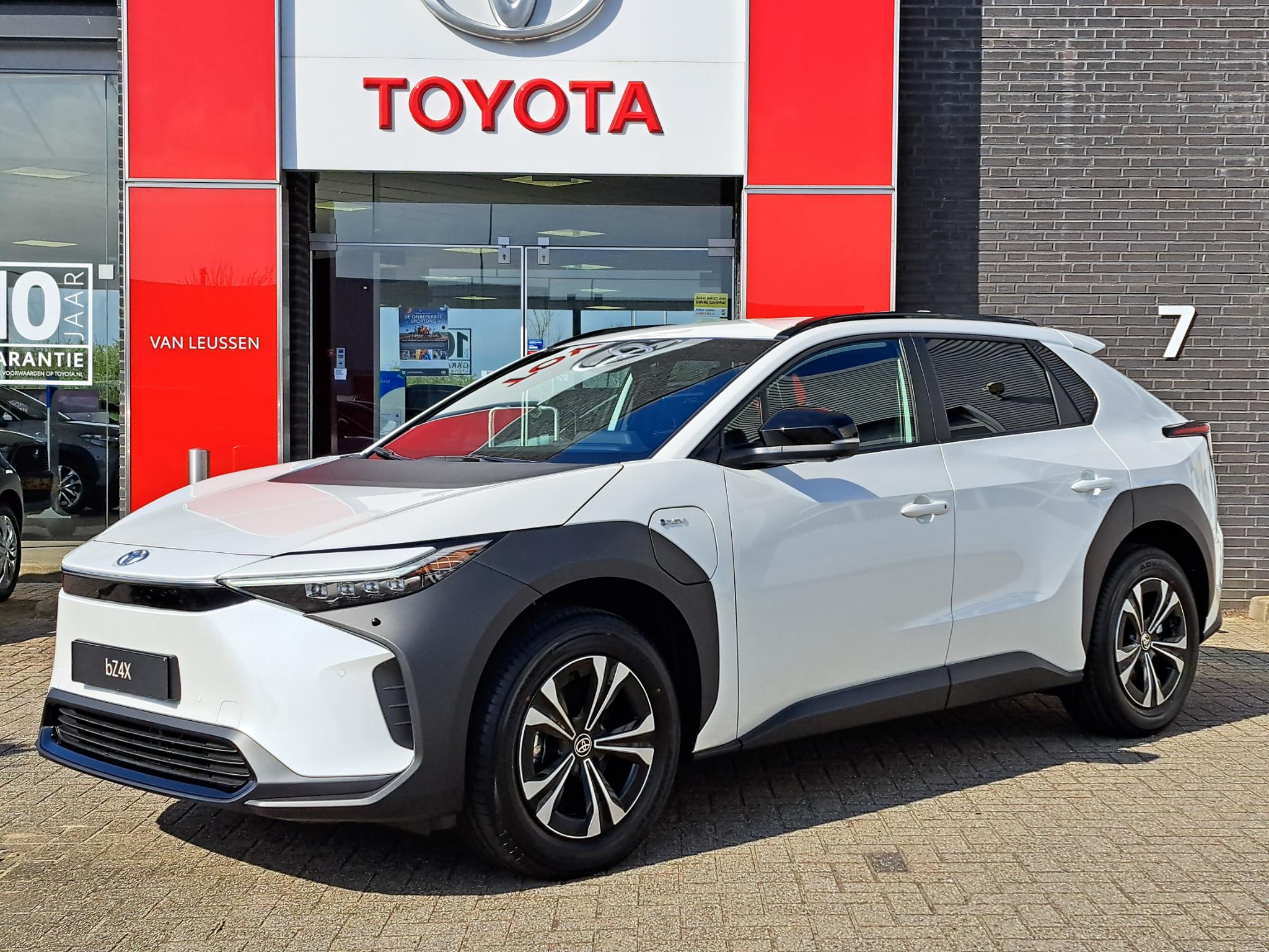 Toyota bZ4X Dynamic 71 kWh NIEUW&DIRECT LEVERBAAR STOEL/STOELVERW. BLIND SPOT PARK-SENSOREN KEYLESS EL-ACHTERKLEP