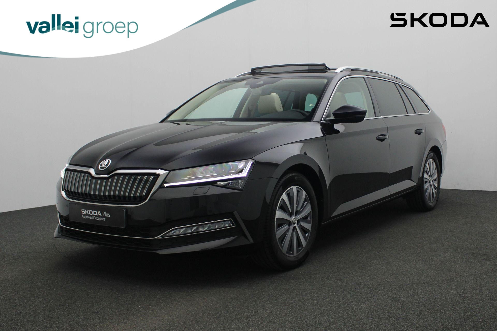 Škoda Superb Combi 1.4 TSI iV 218 pk DSG Style Edition Plus | Panoramadak | Trekhaak | Leder | Navigatie Columbus | Geheugenstoel | Adaptief onderstel | Matrix LED | Stoelventilatie