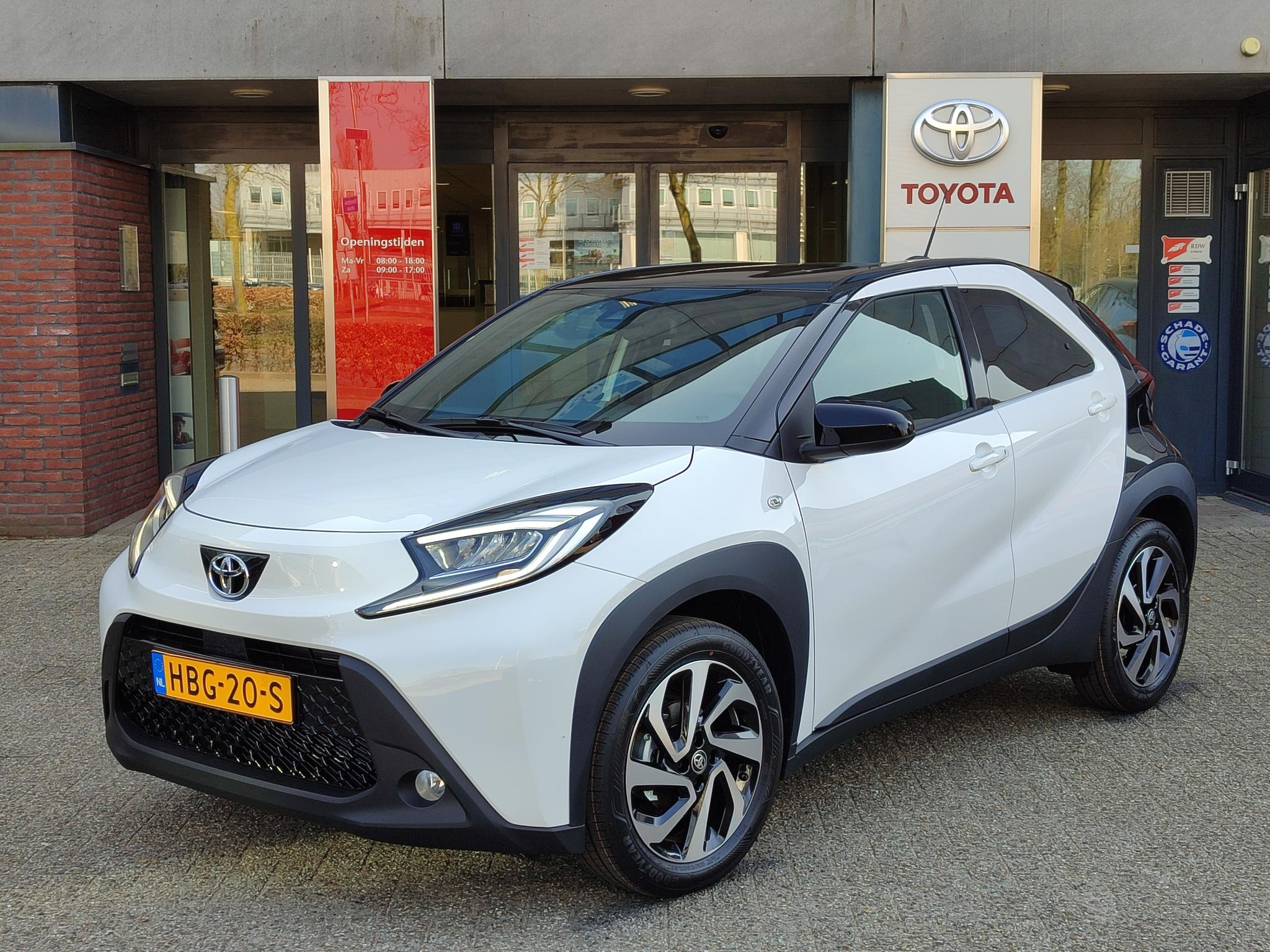 Toyota Aygo X PULSE NIEUW DIRECT LEVERBAAR BI-TONE 17'' LM-VELGEN CLIMA PRIVACY GLASS LED APPLE/ANDROID CAMERA AD-CRUISE