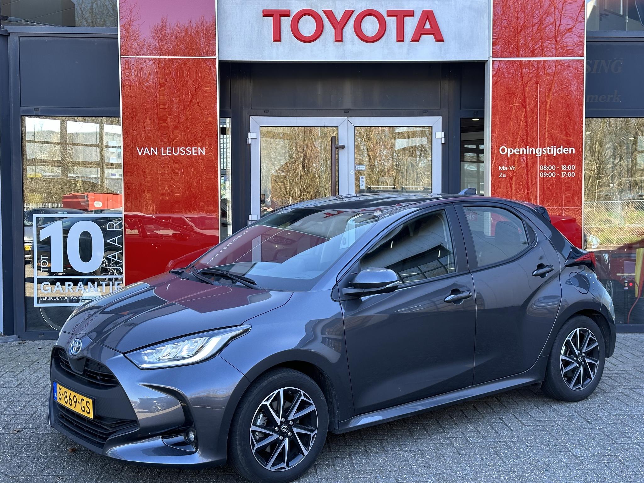 Toyota Yaris 1.5 HYBRID DYNAMIC APPLE/ANDROID KEYLESS PARK-SENSOREN 18"LM-VELGEN NL-AUTO