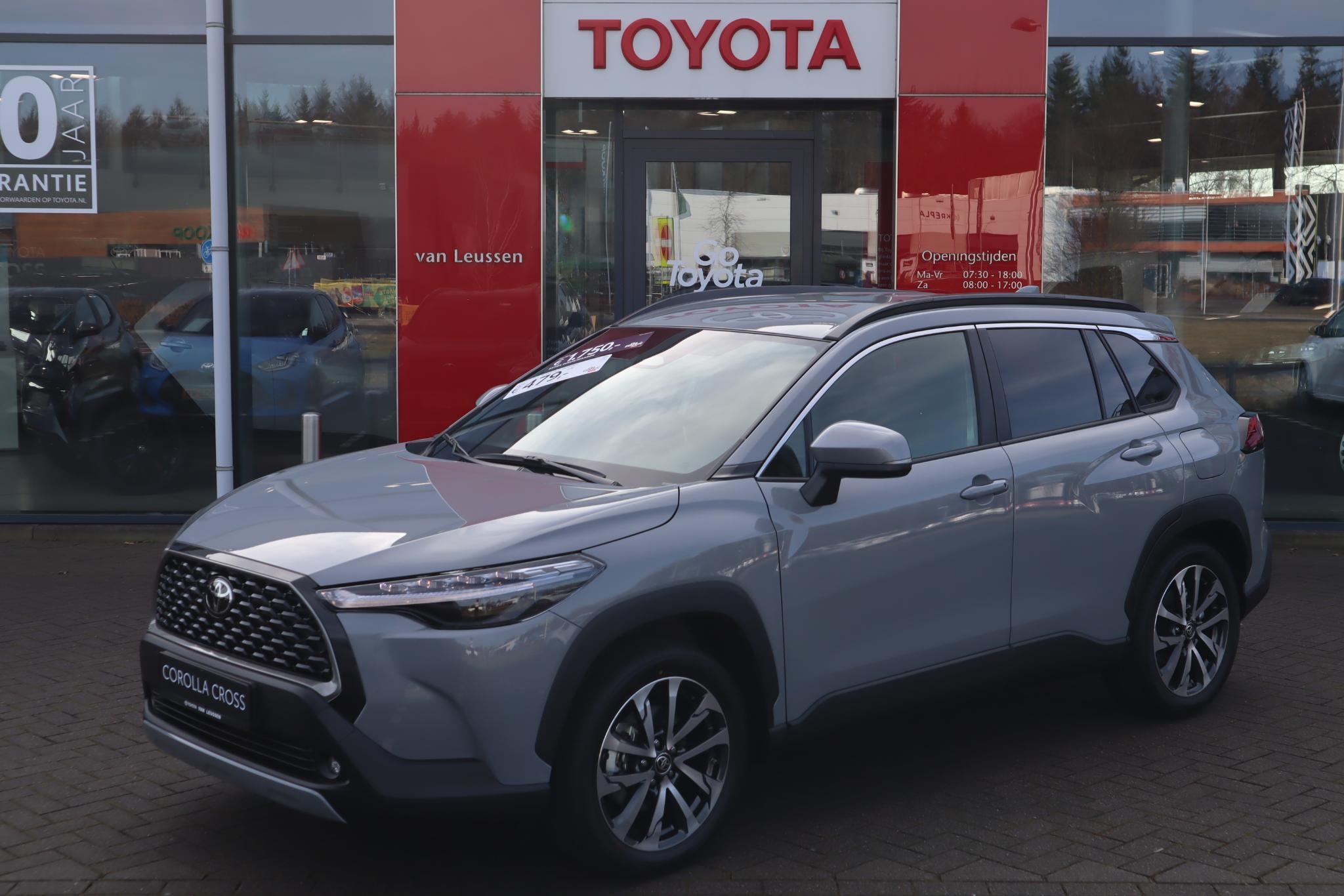 Toyota Corolla Cross 2.0 HYBRID 200 STYLE NIEUW&DIRECT LEVERBAAR! STOELVERW. EL-ACHTERKLEP NAVI PARK-SENSOREN BLISS LED 18"LMV PRIVACY-GLASS NL-AUTO
