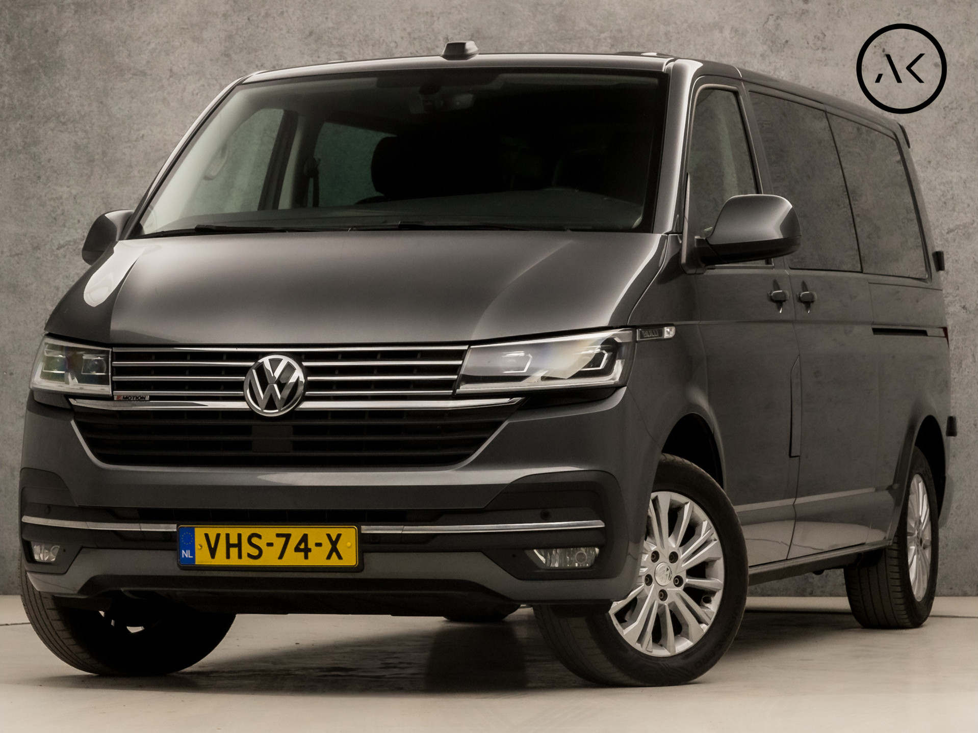 Volkswagen Transporter 2.0 TDI L2H1 30 DC 4Motion Bulli 150Pk Automaat (VIRTUAL COCKPIT, APPLE CARPLAY, LEDER, GROOT NAVI, ADAPTIVE CRUISE, LED KOPLAMPEN, TREKHAAK, LM VELGEN, GETINT GLAS, NIEUWE APK, NIEUWSTAAT)