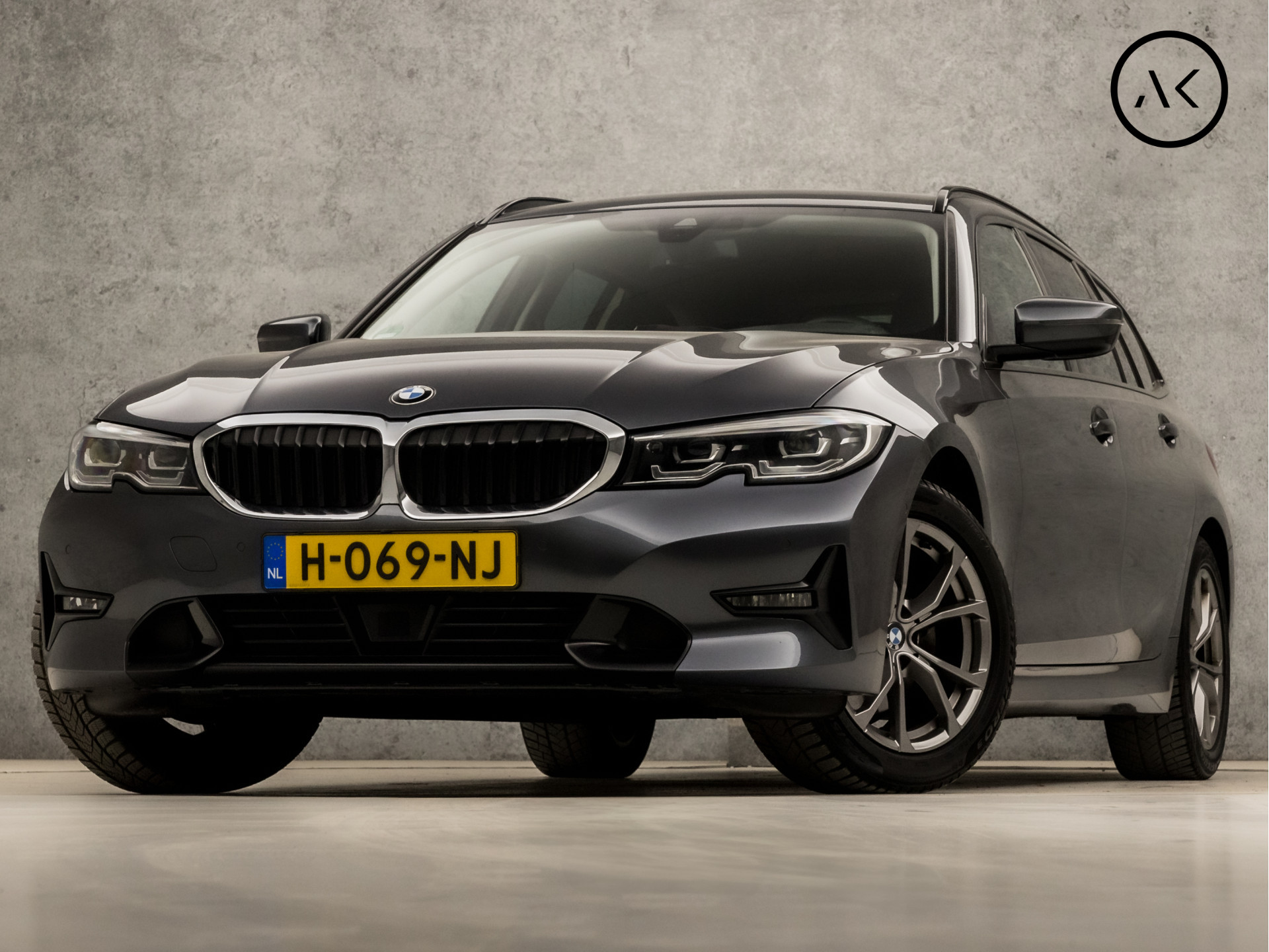 BMW 3 Serie Touring 320i Sportline Shadow 184Pk Automaat (APPLE CARPLAY, GROOT NAVI, CAMERA, LEDER, ADAPTIVE CRUISE, SFEERVERLICHTING, SPORTSTOELEN, HIFI, TREKHAAK ELEKTRISCH, GETINT GLAS, NIEUWSTAAT)