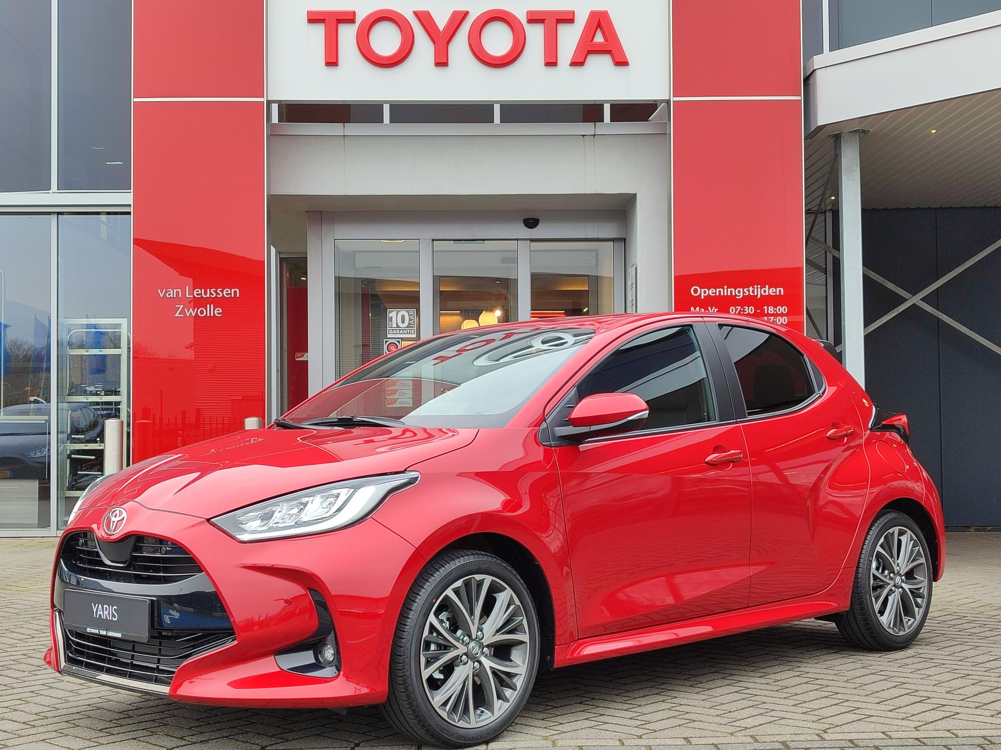 Toyota Yaris 1.5 Hybrid 130 Executive NIEUW DIRECT LEVERBAAR DODEHOEKDETECTIE 17' LM-VELGEN PARK-SENSOREN STOEL/STUURVERW NAVI KEYLESS LED APPLE/ANDROID CLIMA AD-CRUISE