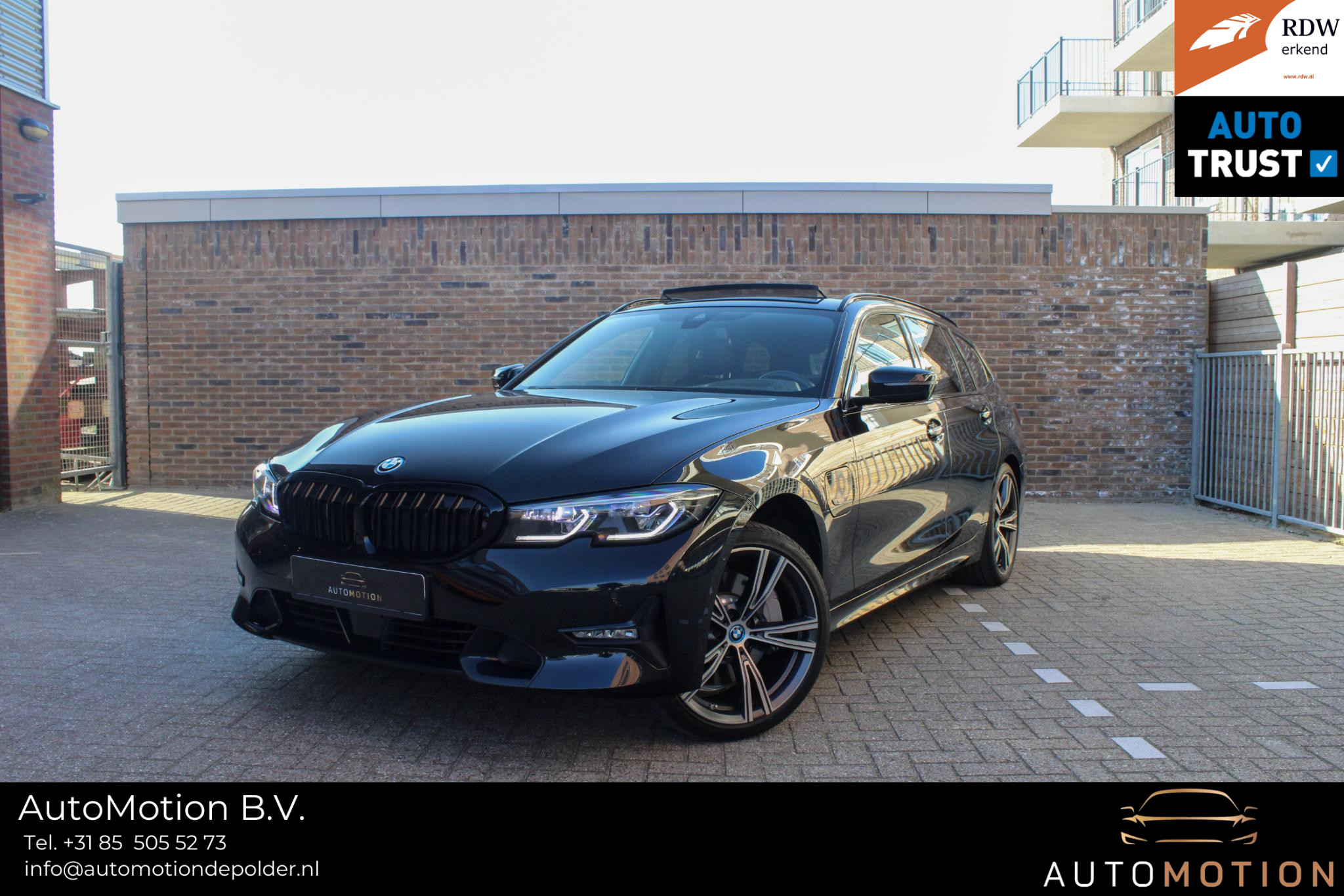 BMW 3 Serie Touring 330E XDRIVE TOURING | Pano | Camera |HUD onder andere voorzien van Panorama dak, ACC, Achteruitrijcamera, Sfeerverlichting, Dode hoek detectie, Front assist, parkeer assistent, Apple CarPlay, Head-up display, Stoelverwarming, Keyless, BMW laserlight & Elektrische trekhaak.