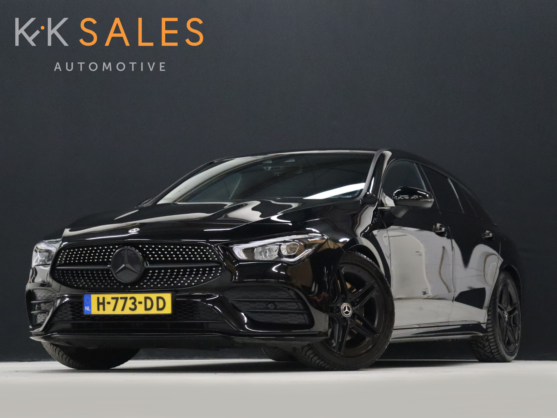 Mercedes-Benz CLA Shooting Brake 200 AMG Night [APPLE CARPLAY, CAMERA + SENSOREN, CRUISE CONTROL, SFEERLICHT, KEYLESS, STOELVERWARMING, TREKHAAK, ELEK. ACHTERKLEP, NIEUWSTAAT]