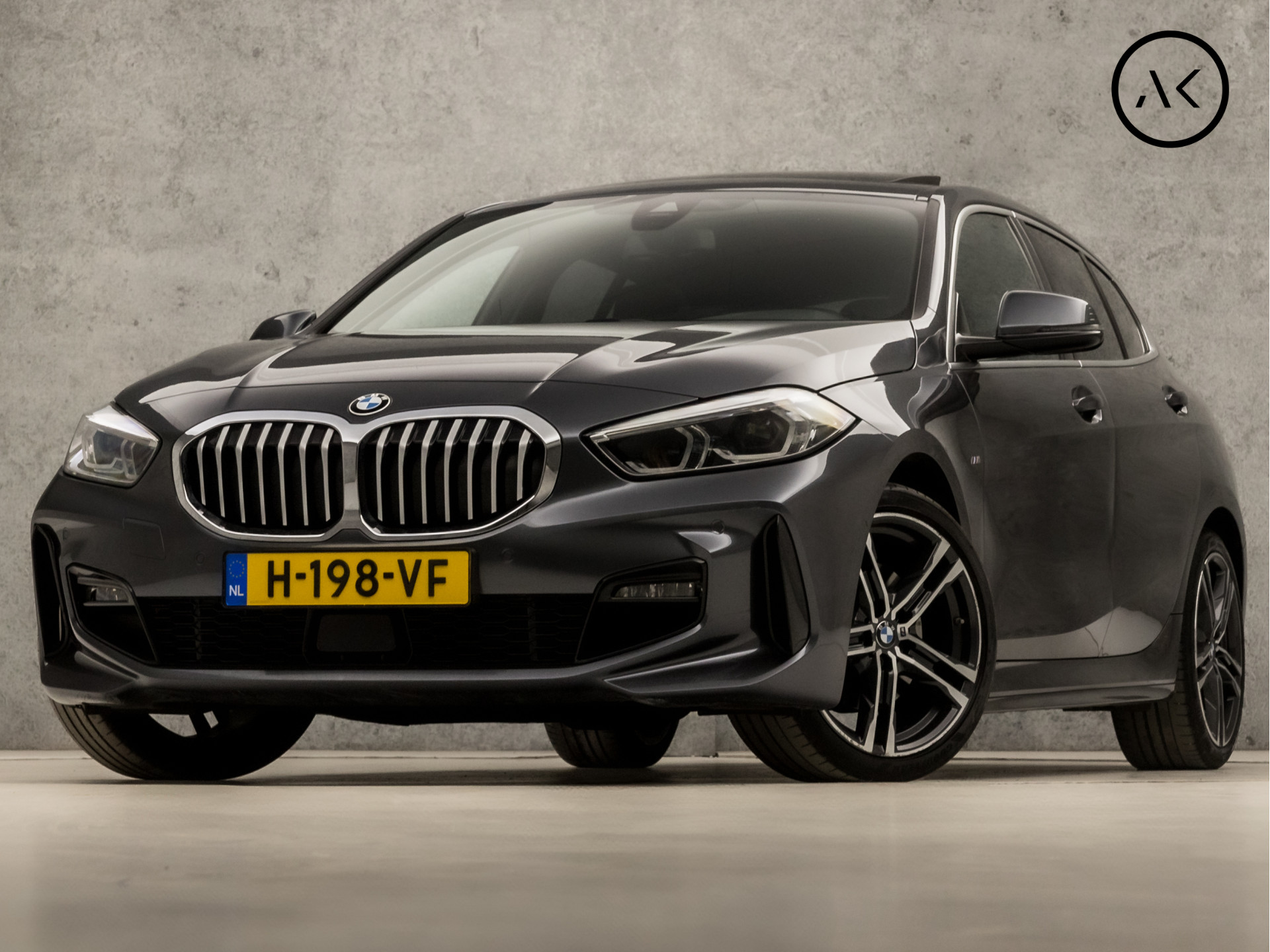 BMW 1 Serie 118i M Sport High Executive Automaat (PANORAMADAK, M PAKKET, APPLE CARPLAY, GROOT NAVI, STOELVERWARMING, LEDEREN SPORTSTOELEN, CAMERA, GETINT GLAS, M SPORT BESTURING, SFEERVERLICHTING, NIEUWE APK, NIEUWSTAAT)
