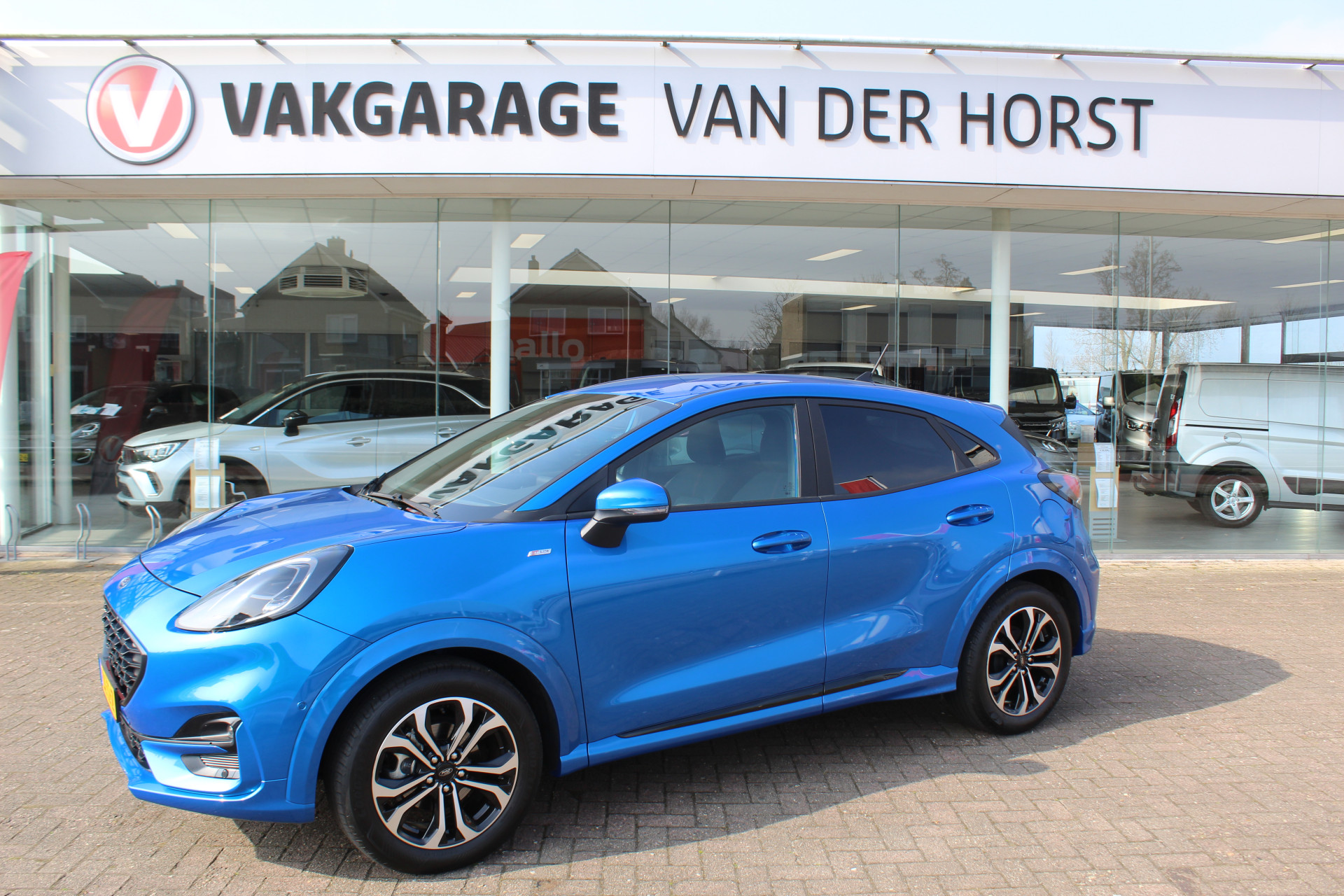 Ford Puma 1.0-125pk EcoBoost Hybrid ST-Line. April 2024 ! Slechts 10.618km ! Autm. airco, navigatie, telefoonvoorb., camera, pdc v+a, parkeerassistent, LED verl., metallic lak, LM wielen, stoel-, stuur- en voorraamverw., lane- en sideassist, adapt. cruise cntrl etc