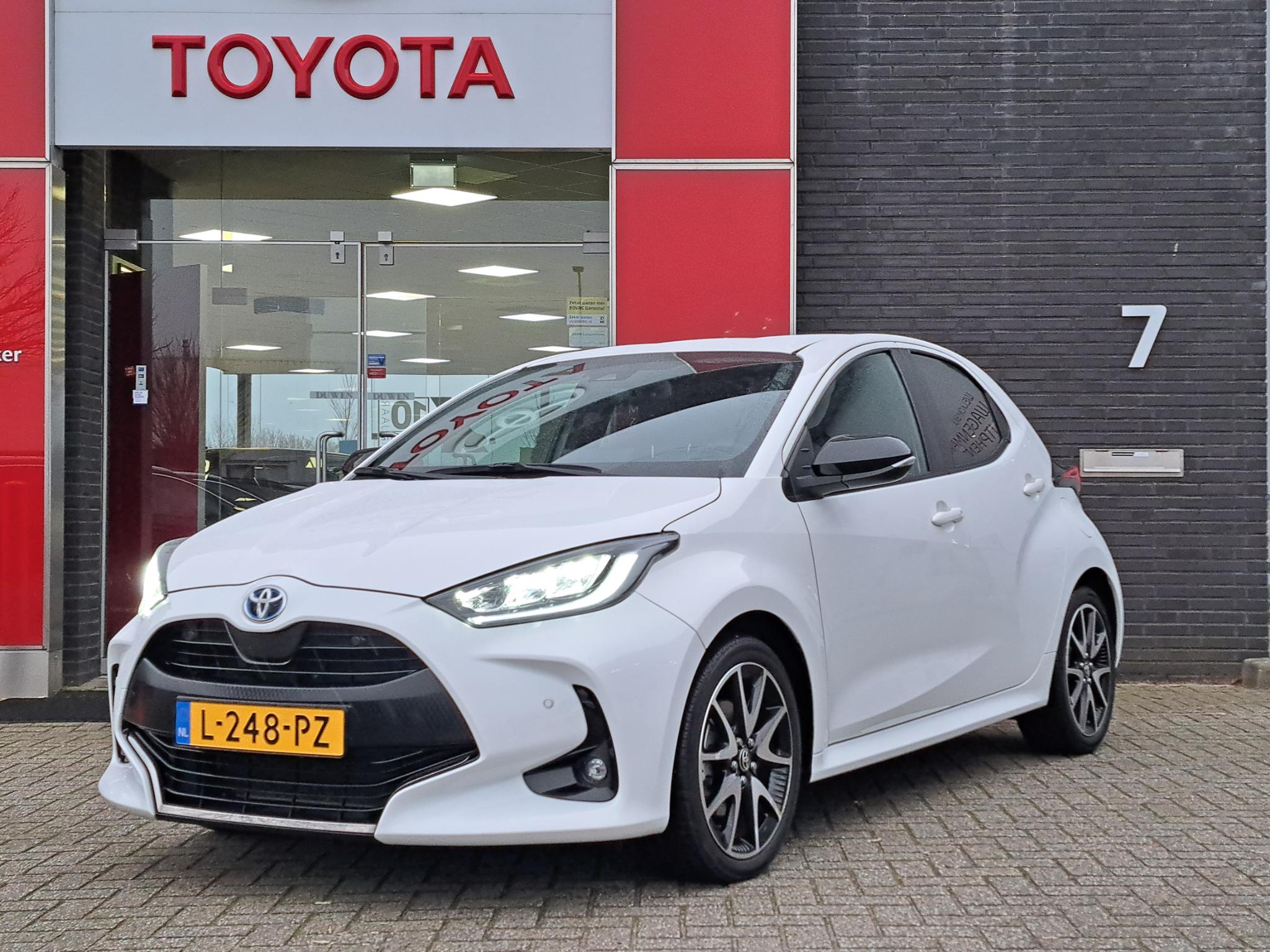 Toyota Yaris 1.5 HYBRID EXECUTIVE LEDER NAVI APPLE/ANDROID STOELVER. PARKEERSENSOREN JBL DEALERONDERHOUDEN NL-AUTO!