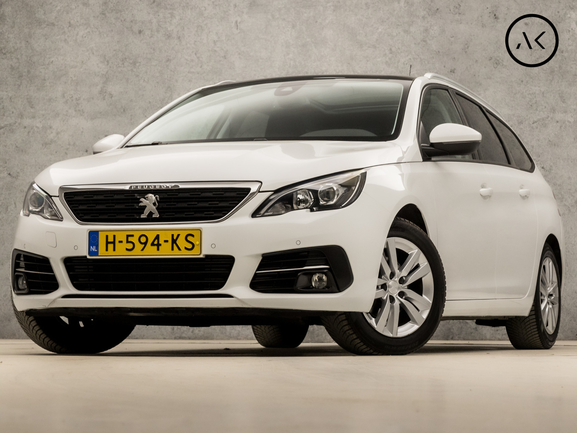 Peugeot 308 SW 1.2 PureTech Sport (PANORAMADAK, APPLE CARPLAY, GROOT NAVI, LEDER, SPORTSTOELEN, GETINT GLAS, DAB+, CRUISE, TREKHAAK, NIEUWE APK, NIEUWSTAAT)