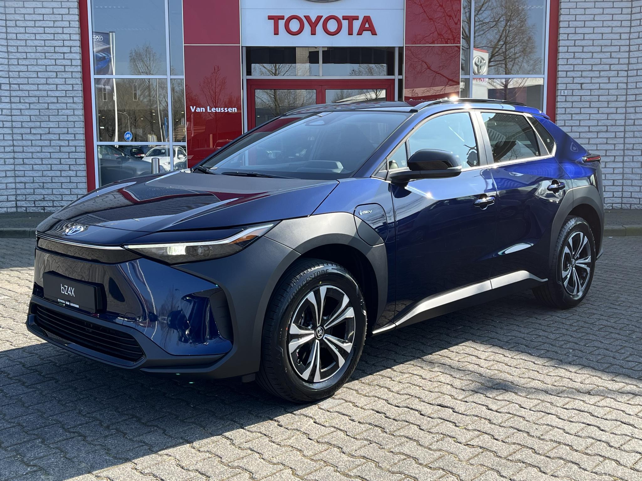 Toyota bZ4X 71 KWH VOORRAAD VOORDEEL!!! DIRECT LEVERBAAR!!! WARMTEPOMP 3-FASE-LADEN 150KW 18"LM-VELGEN KEYLESS CAMERA APPLE/ANDROID AD-CRUISE CLIMA