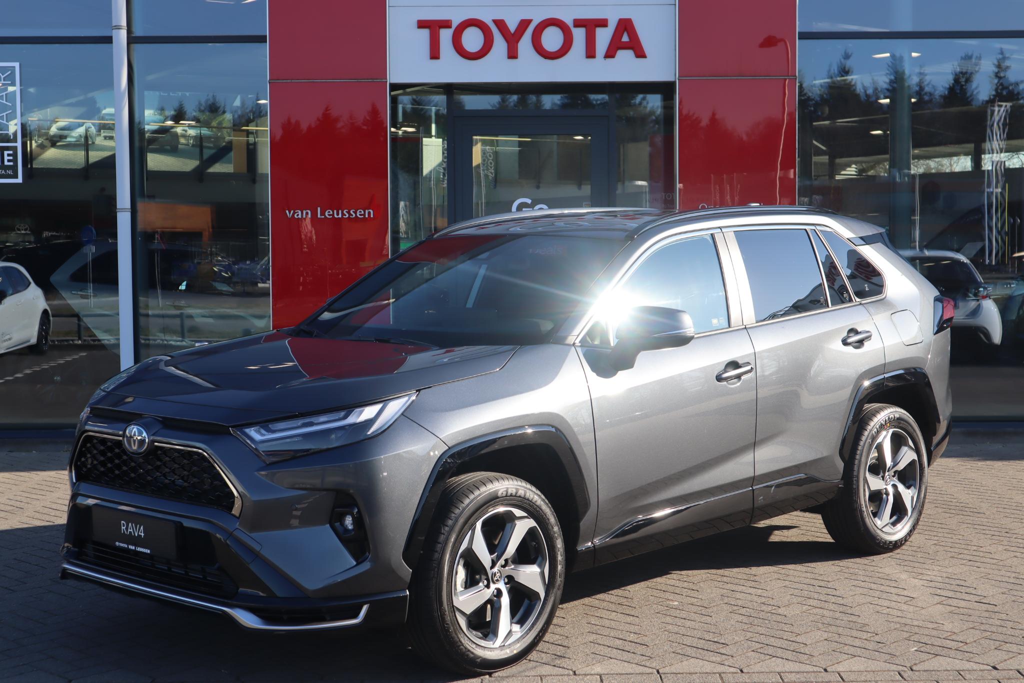 Toyota RAV4 2.5 PLUG-IN HYBRID AWD DYNAMIC NIEUW & DIRECT LEVERBAAR! STOELVERW. NAVI 1500KG TREKGEW. APPLE/ANDROID CAMERA PARK-SENSOREN KEYLESS 18" LM-VELGEN AD-CRUISE