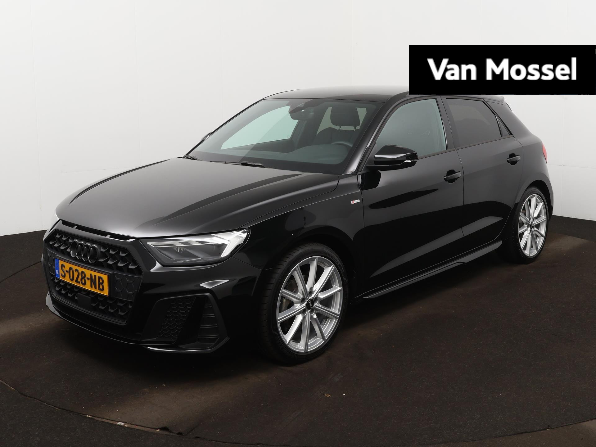 Audi A1 Sportback 30 TFSI S edition | Apple Carplay | 18 Inch Velgen | Zwarte Logo's | Cruise Control | Parkeersensoren Achter | S-line interieur/Exterieur | Ambient verlichting |