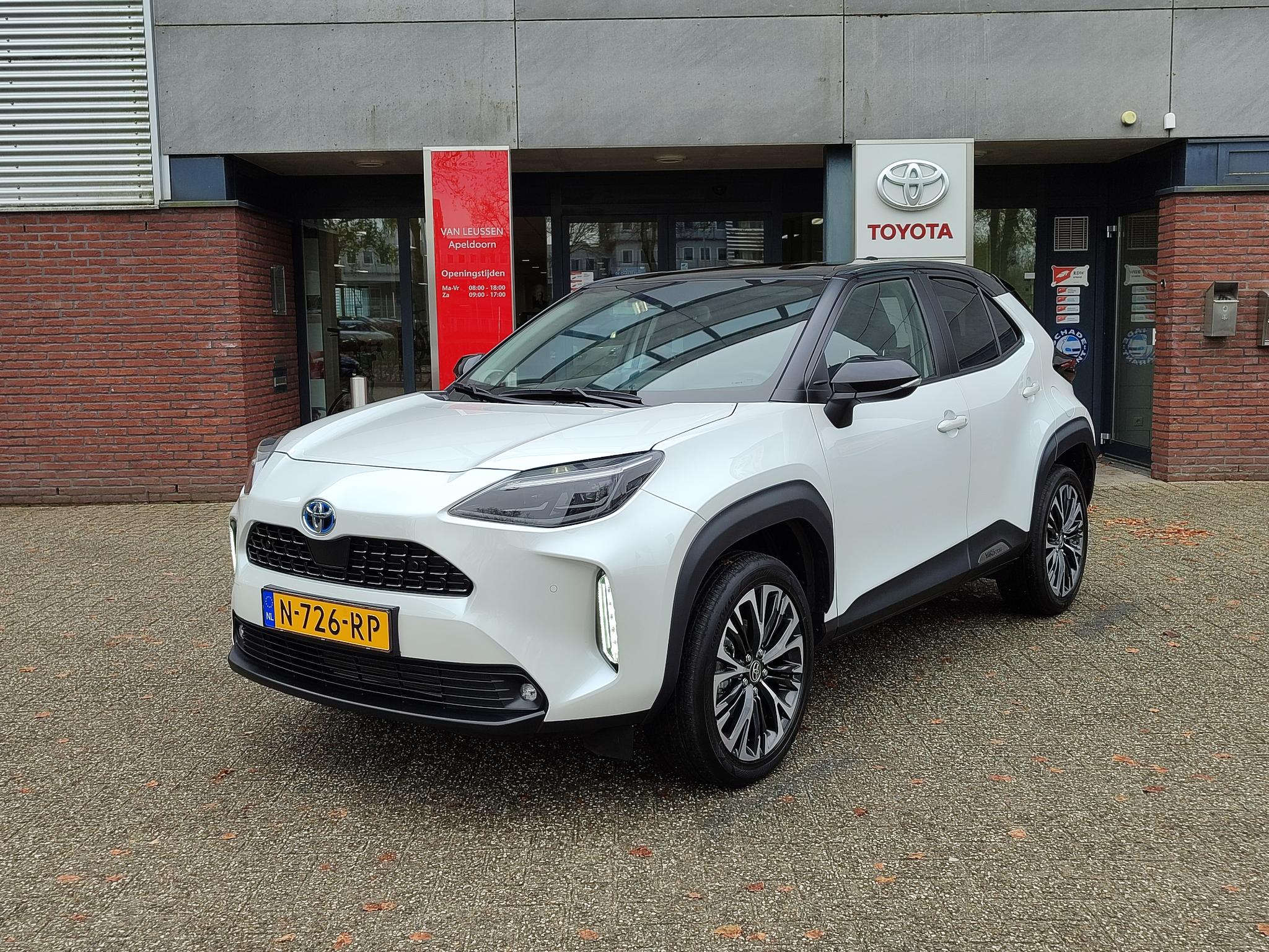 Toyota Yaris Cross 1.5 Hybrid EXECUTIVE TREKHAAK JBL-AUDIO HEAD-UP BLIND SPOT PARK-SENSOREN STOELVERW APPLE/ANDROID 18'' LM-VELGEN CAMERA CLIMA NAVI NL-AUTO